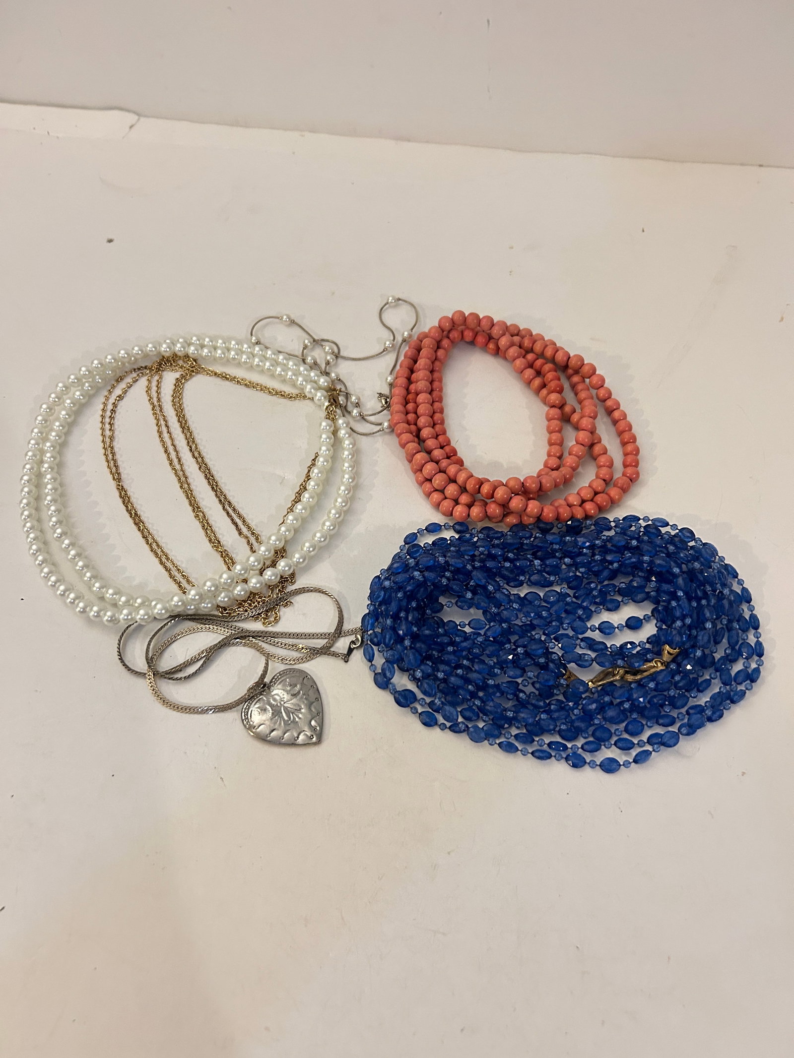Vintage Lot of 5 good Necklaces: Vintage Lot of 5 good Necklaces Please view all photos as they are part of the description and condition of this Item, Feel free to contact me with questions or picture requests! Used Item AS IS
