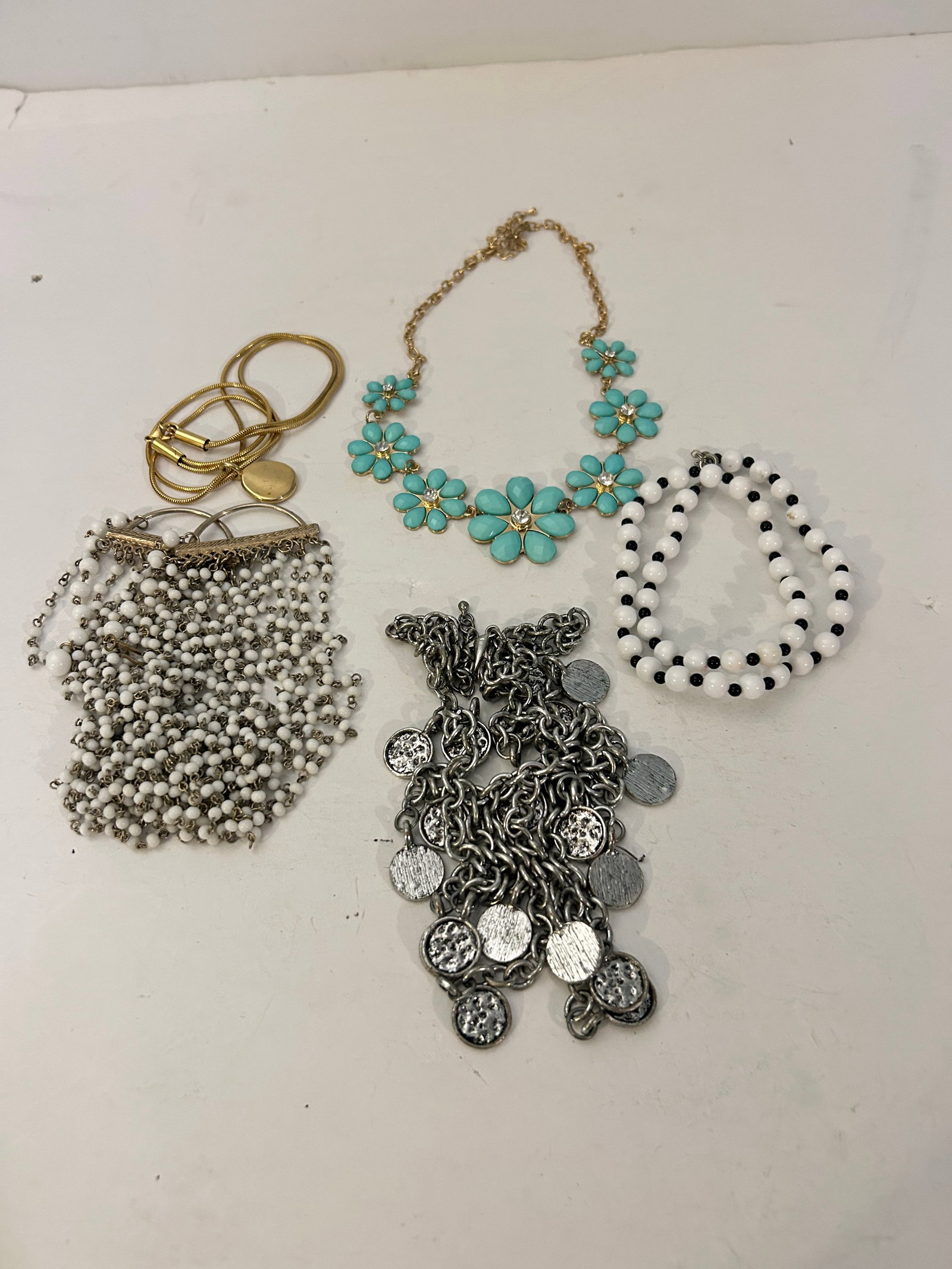 Vintage Lot of 5 good Necklaces: Vintage Lot of 5 good Necklaces Please view all photos as they are part of the description and condition of this Item, Feel free to contact me with questions or picture requests! Used Item AS IS