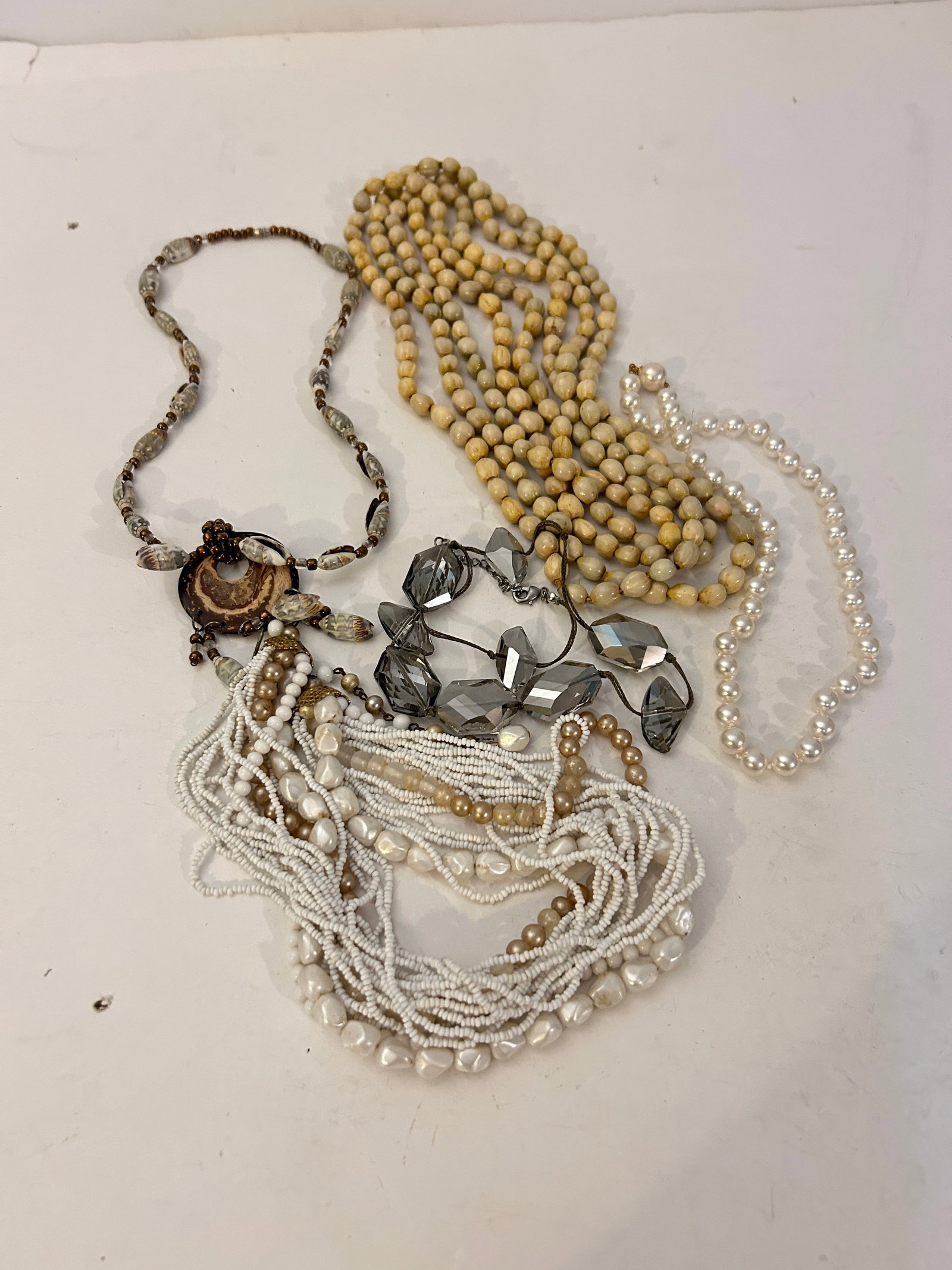 Vintage Lot of 5 good Necklaces: Vintage Lot of 5 good Necklaces Please view all photos as they are part of the description and condition of this Item, Feel free to contact me with questions or picture requests! Used Item AS IS