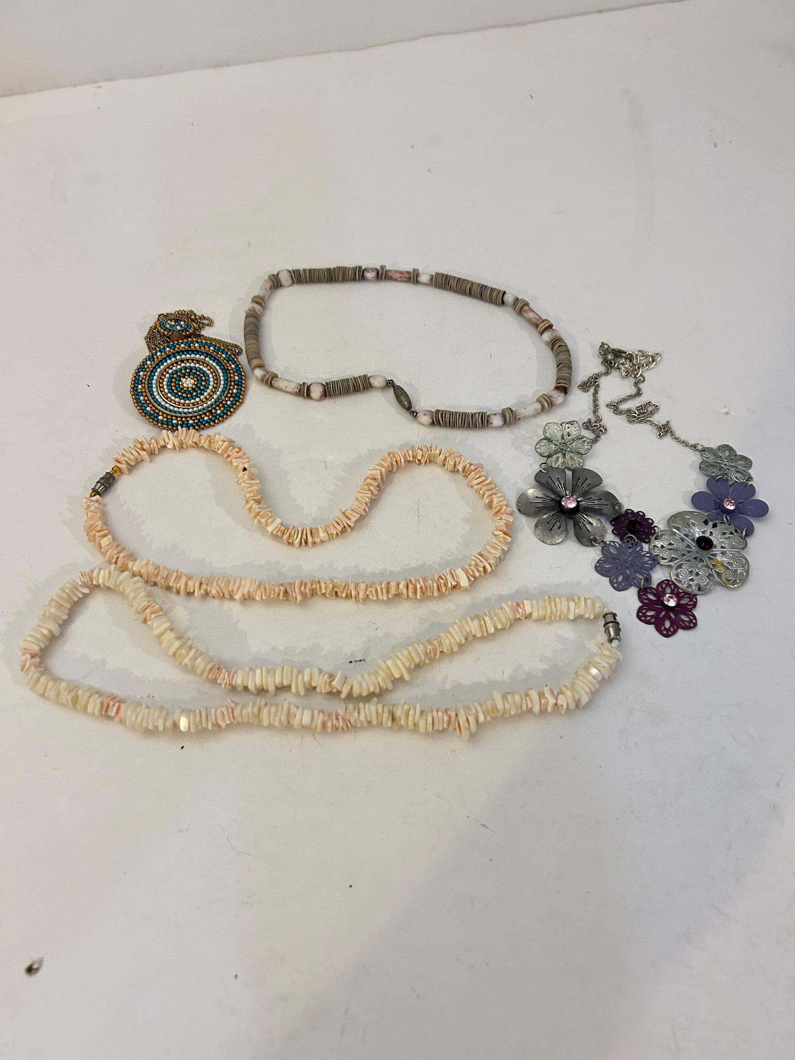 Vintage Lot of 5 good Necklaces: Vintage Lot of 5 good Necklaces Please view all photos as they are part of the description and condition of this Item, Feel free to contact me with questions or picture requests! Used Item AS IS