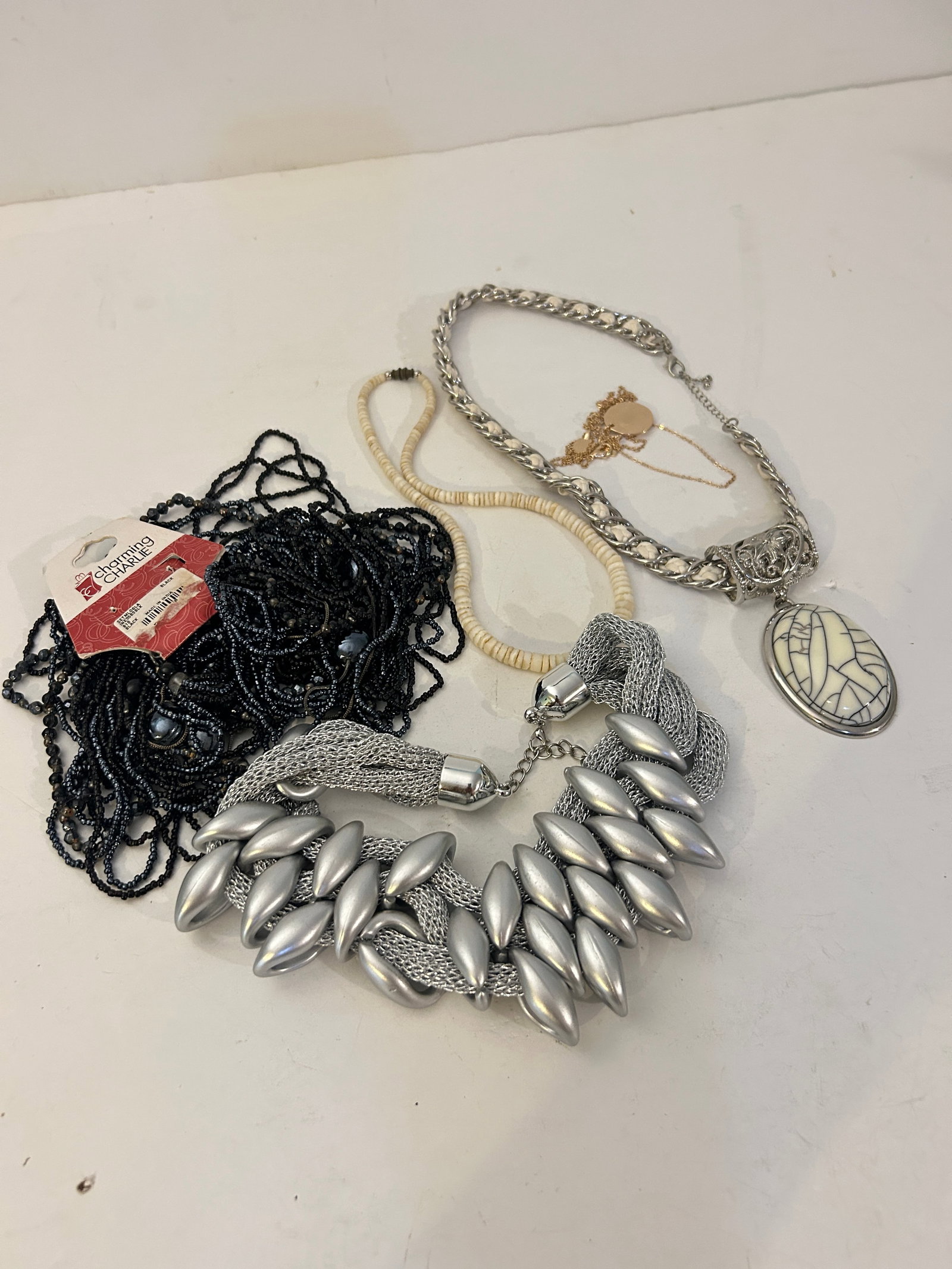 Vintage Lot of 5 good Necklaces: Vintage Lot of 5 good Necklaces Please view all photos as they are part of the description and condition of this Item, Feel free to contact me with questions or picture requests! Used Item AS IS