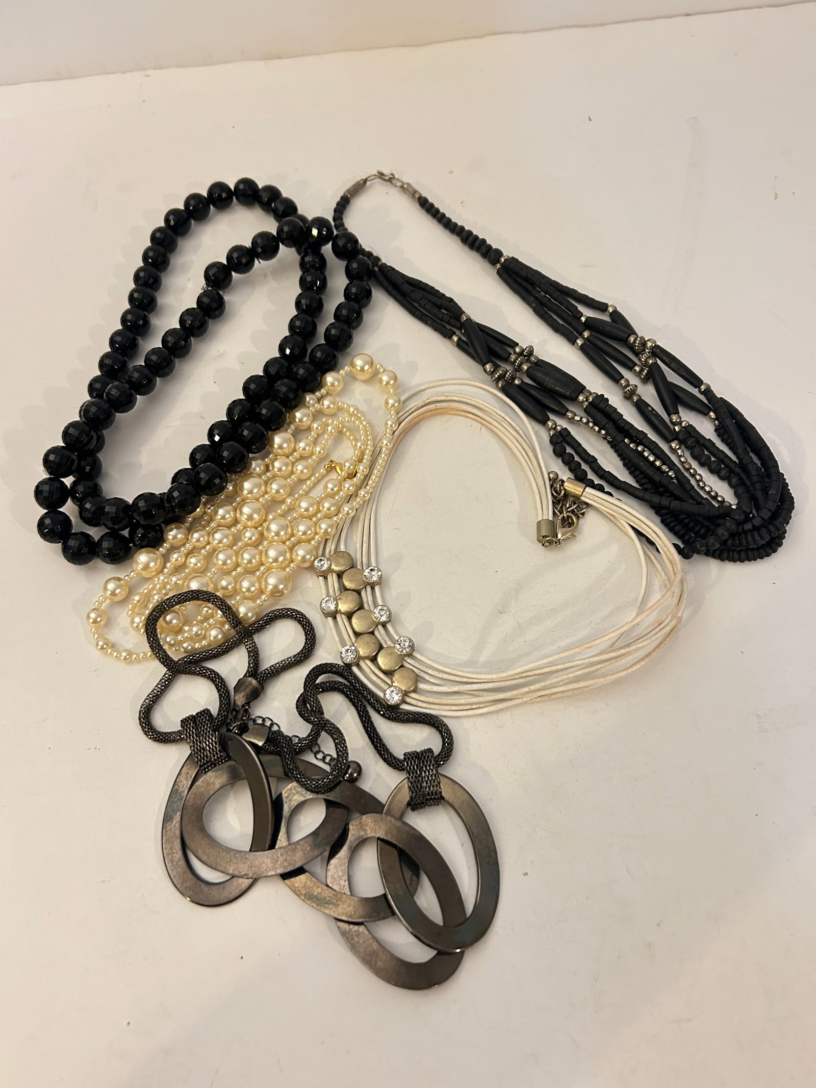 Vintage Lot of 5 good Necklaces: Vintage Lot of 5 good Necklaces Please view all photos as they are part of the description and condition of this Item, Feel free to contact me with questions or picture requests! Used Item AS IS