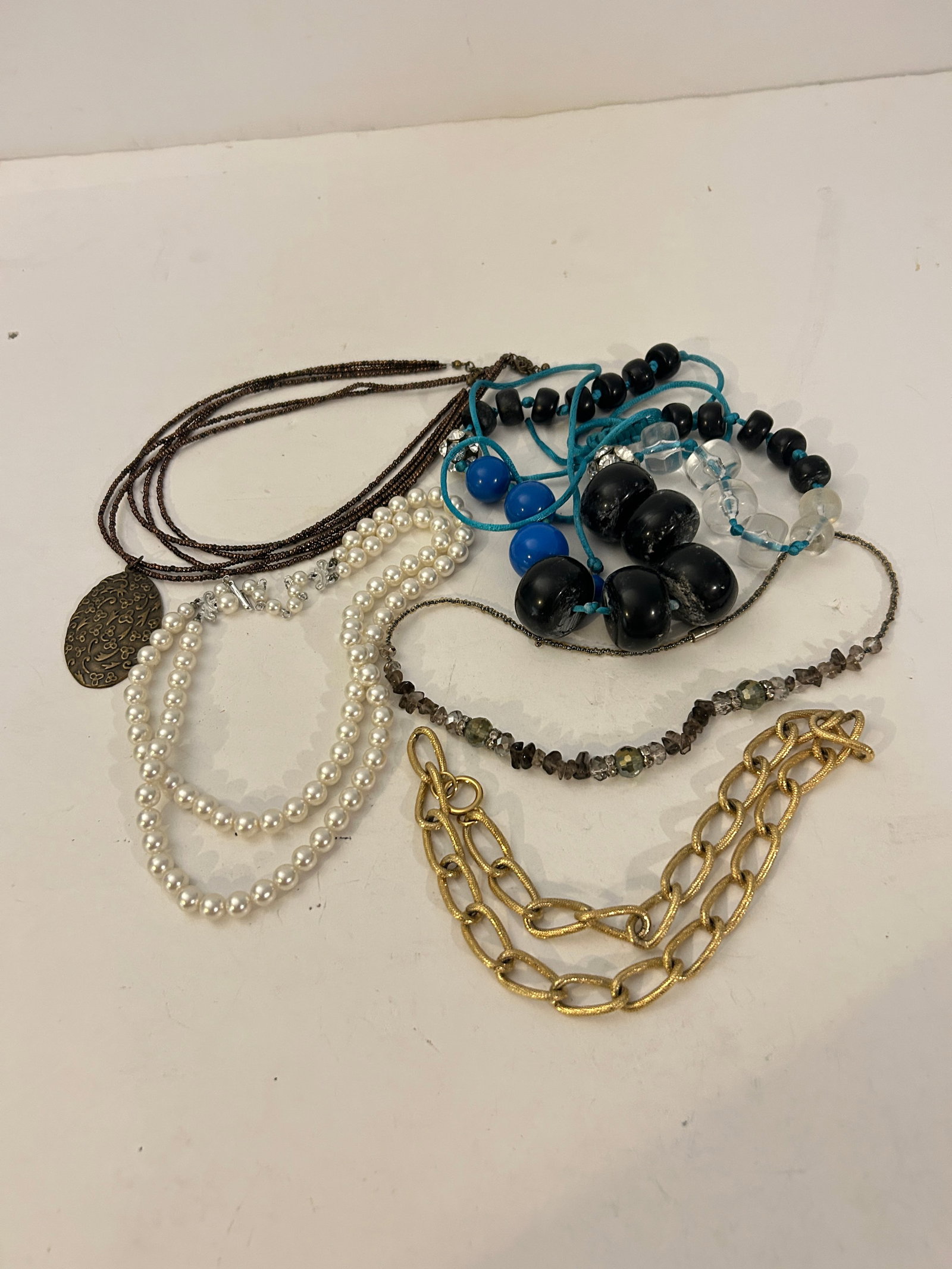 Vintage Lot of 5 good Necklaces: Vintage Lot of 5 good Necklaces Please view all photos as they are part of the description and condition of this Item, Feel free to contact me with questions or picture requests! Used Item AS IS