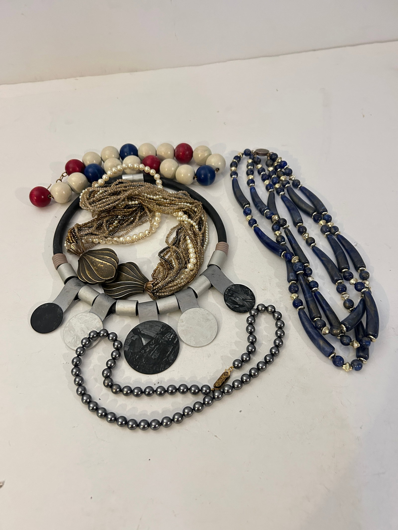 Vintage Lot of 5 good Necklaces: Vintage Lot of 5 good Necklaces Please view all photos as they are part of the description and condition of this Item, Feel free to contact me with questions or picture requests! Used Item AS IS