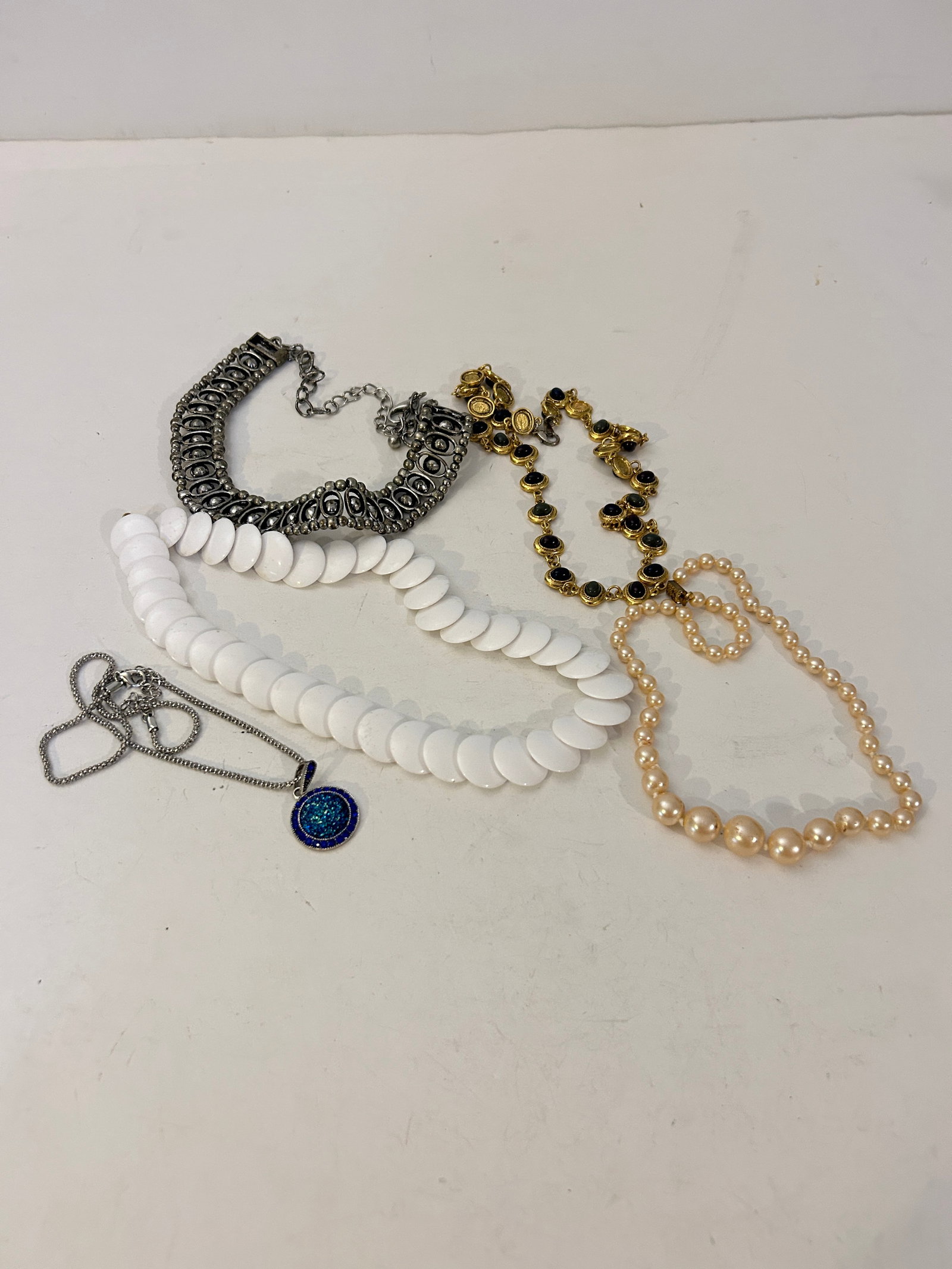 Vintage Lot of 5 good Necklaces: Vintage Lot of 5 good Necklaces Please view all photos as they are part of the description and condition of this Item, Feel free to contact me with questions or picture requests! Used Item AS IS