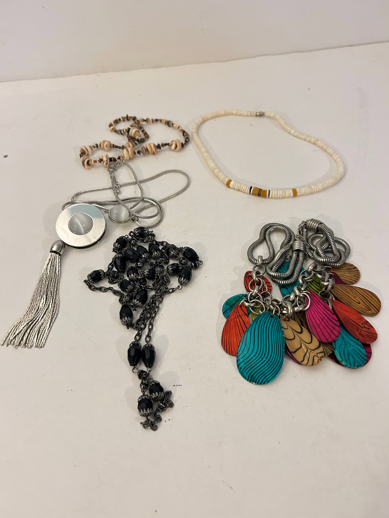 Vintage Lot of 5 good Necklaces: Vintage Lot of 5 good Necklaces Please view all photos as they are part of the description and condition of this Item, Feel free to contact me with questions or picture requests! Used Item AS IS
