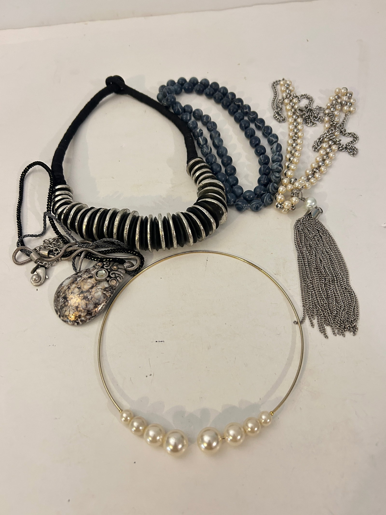 Vintage Lot of 5 good Necklaces: Vintage Lot of 5 good Necklaces Please view all photos as they are part of the description and condition of this Item, Feel free to contact me with questions or picture requests! Used Item AS IS