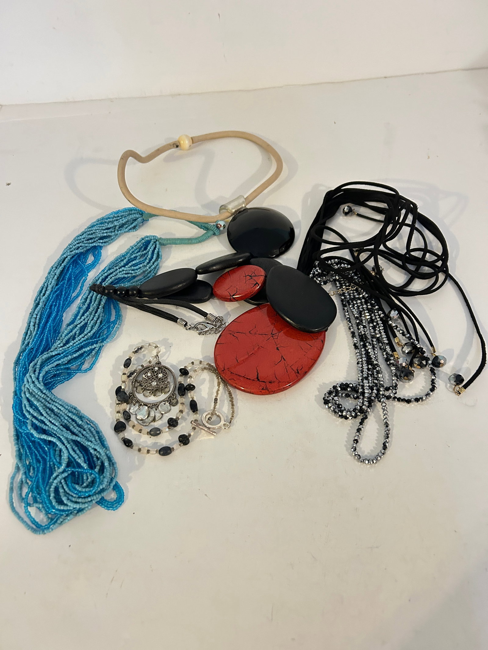 Vintage Lot of 5 good Necklaces: Vintage Lot of 5 good Necklaces Please view all photos as they are part of the description and condition of this Item, Feel free to contact me with questions or picture requests! Used Item AS IS