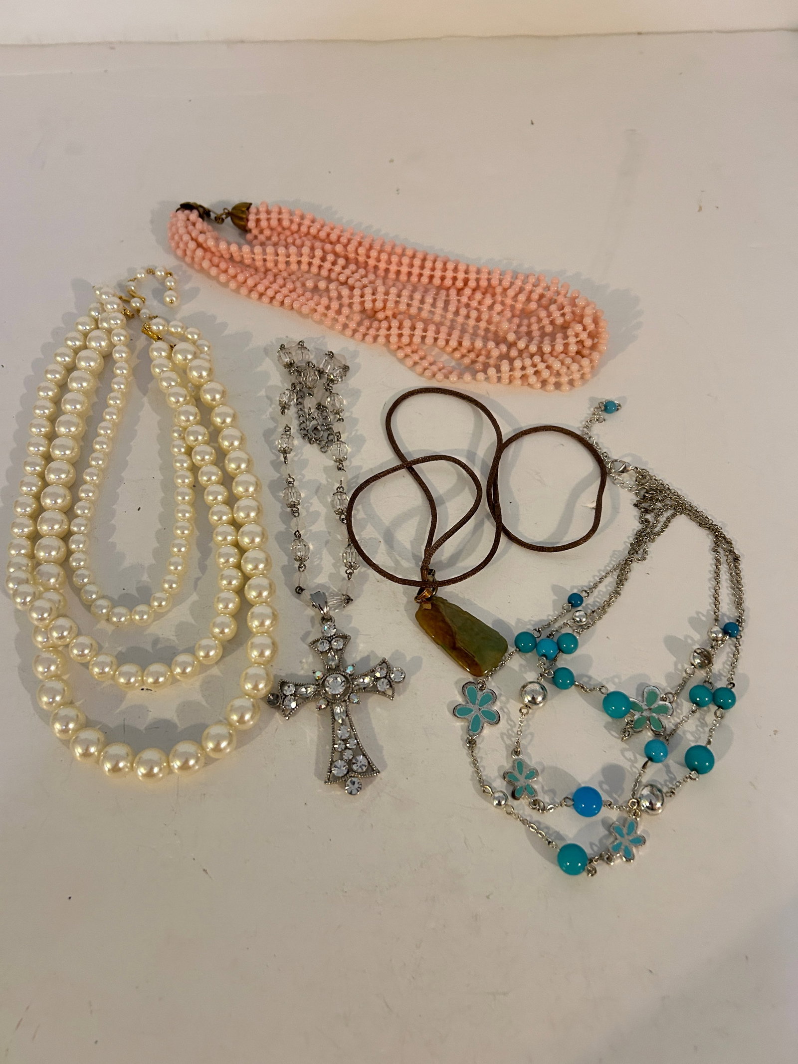 Vintage Lot of 5 good Necklaces: Vintage Lot of 5 good Necklaces Please view all photos as they are part of the description and condition of this Item, Feel free to contact me with questions or picture requests! Used Item AS IS