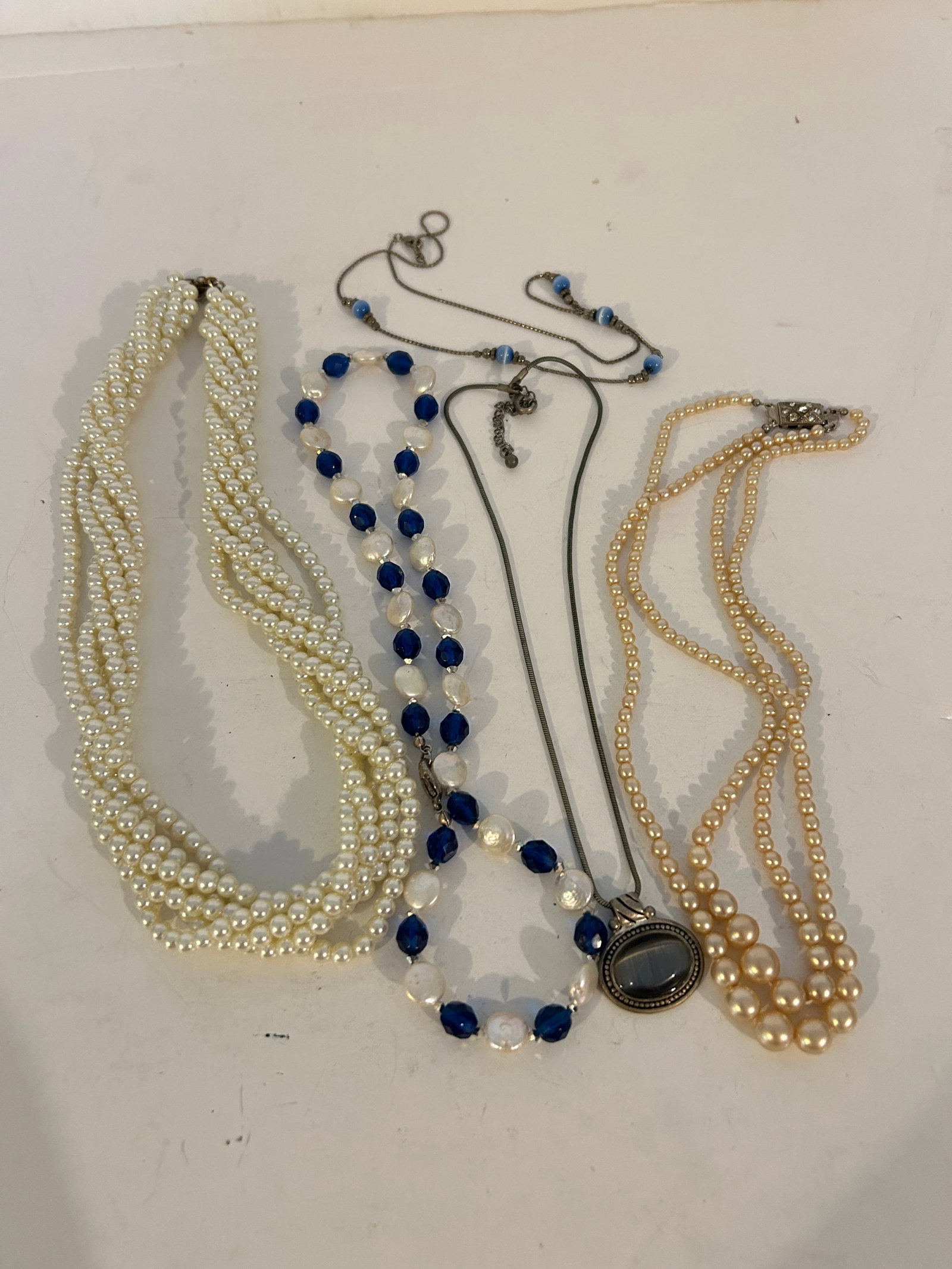 Vintage Lot of 5 good Necklaces: Vintage Lot of 5 good Necklaces Please view all photos as they are part of the description and condition of this Item, Feel free to contact me with questions or picture requests! Used Item AS IS