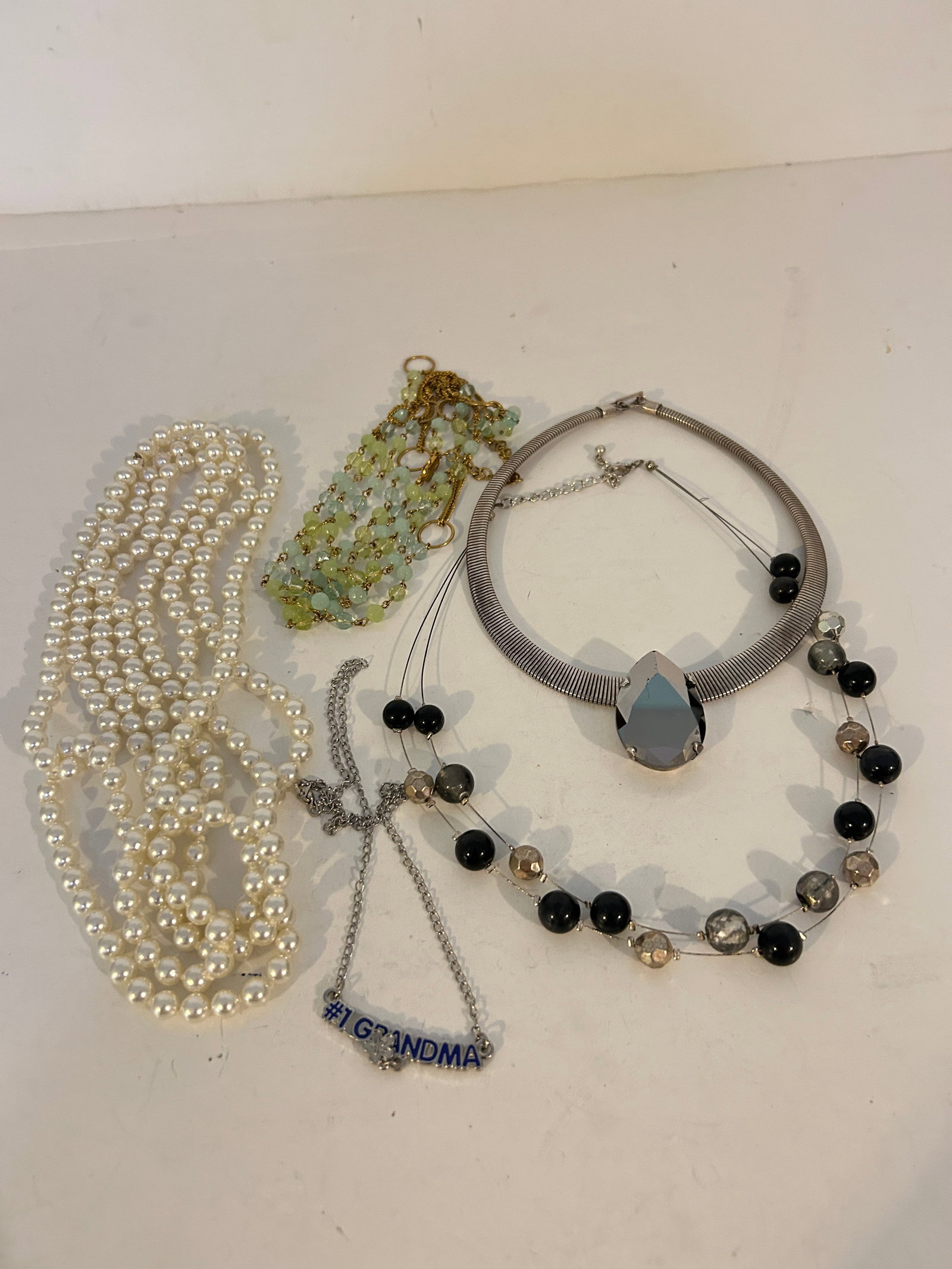 Vintage Lot of 5 good Necklaces: Vintage Lot of 5 good Necklaces Please view all photos as they are part of the description and condition of this Item, Feel free to contact me with questions or picture requests! Used Item AS IS