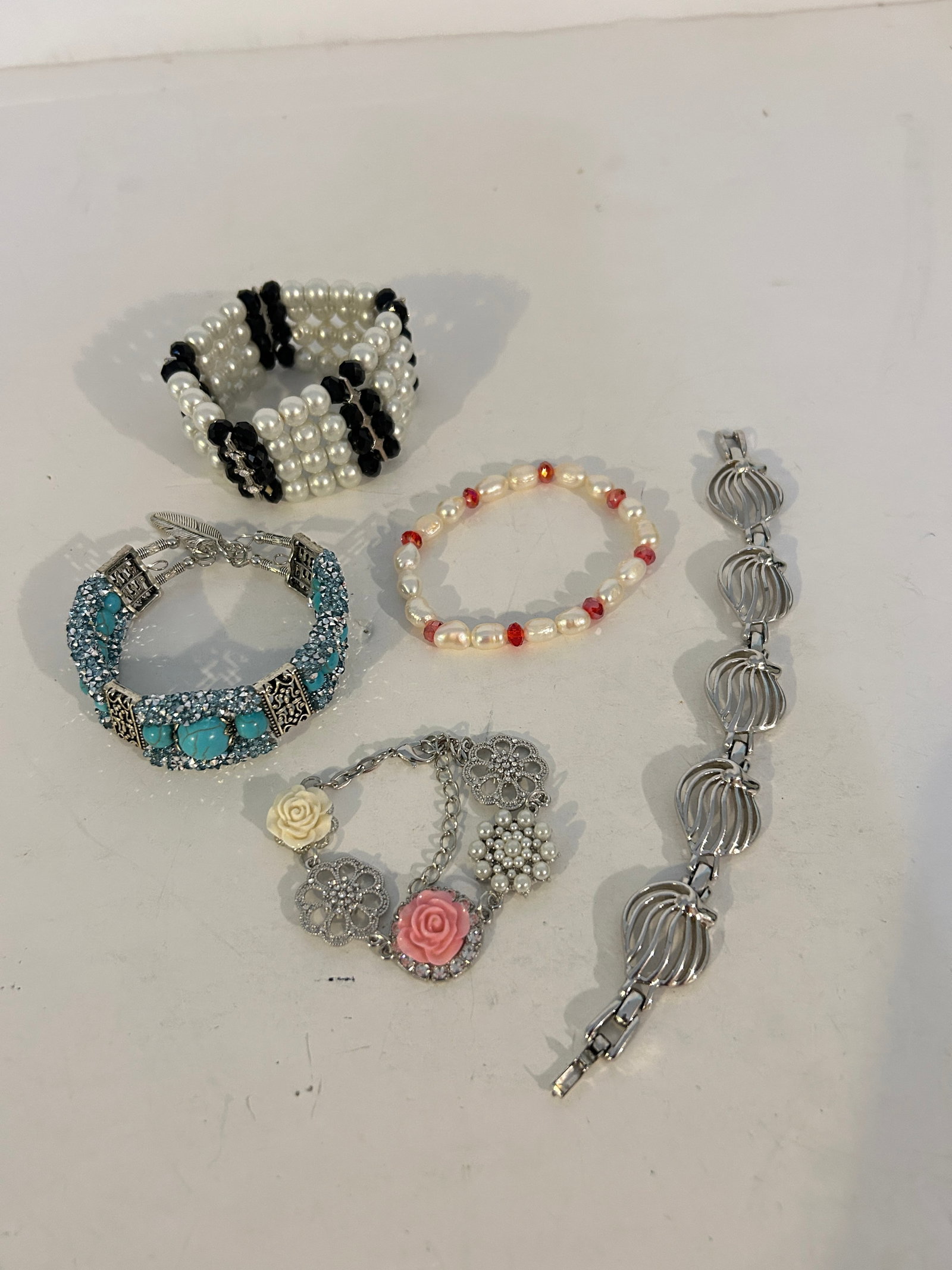 Vintage Lot of 5 good Bracelets: Vintage Lot of 5 good Bracelets Please view all photos as they are part of the description and condition of this Item, Feel free to contact me with questions or picture requests! Used Item AS IS
