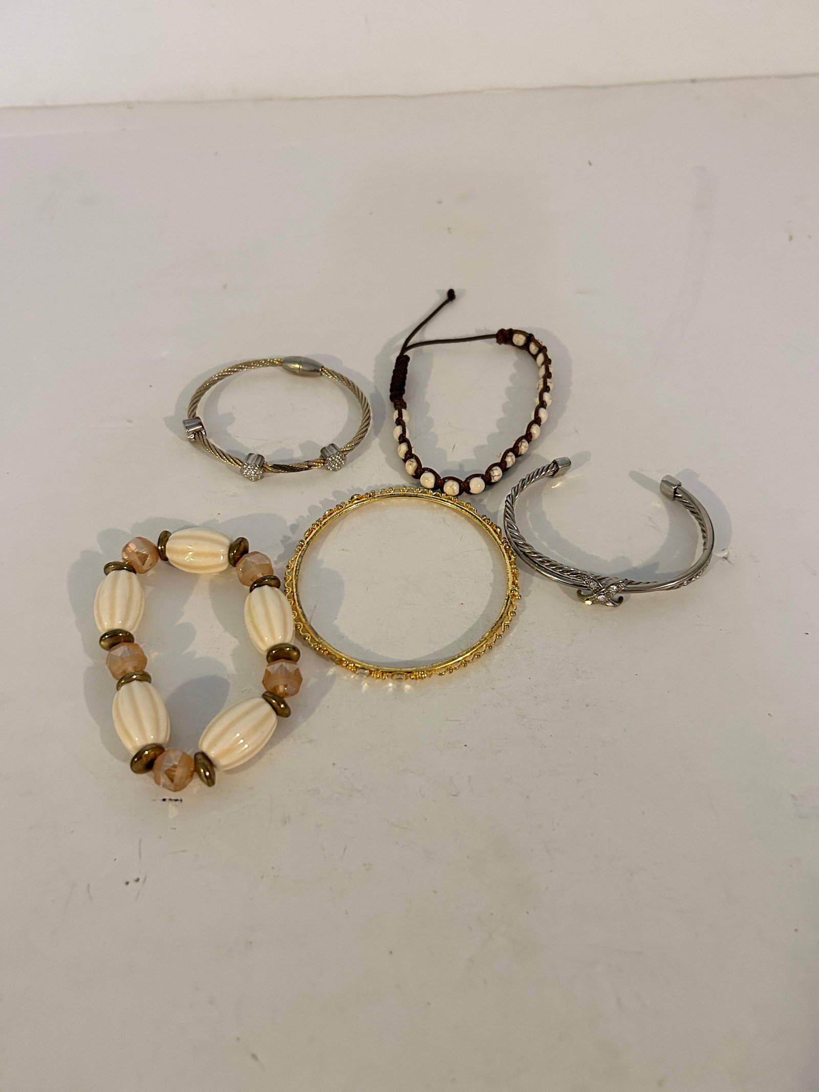 Vintage Lot of 5 good Bracelets: Vintage Lot of 5 good Bracelets Please view all photos as they are part of the description and condition of this Item, Feel free to contact me with questions or picture requests! Used Item AS IS