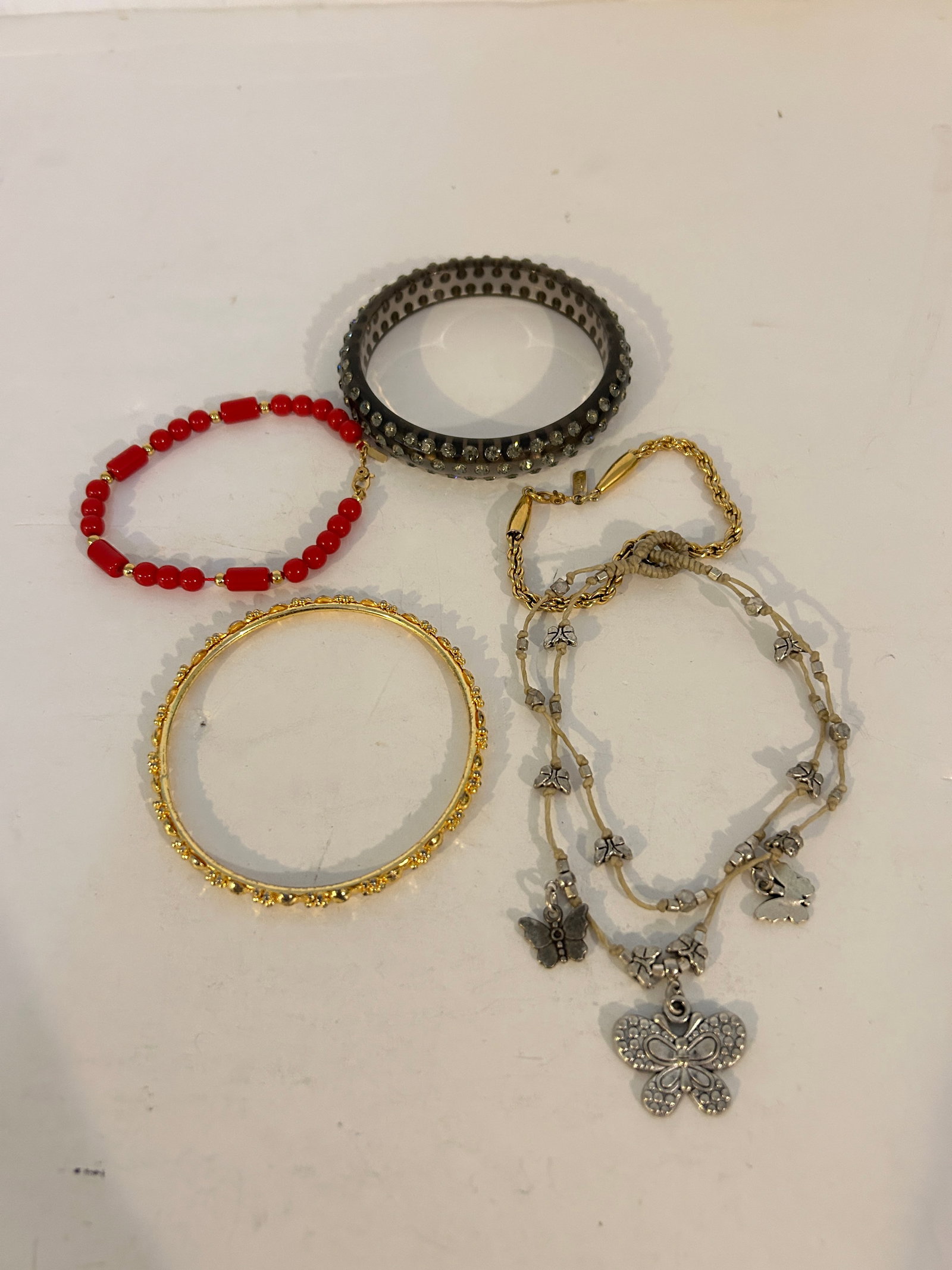 Vintage Lot of 5 good Bracelets: Vintage Lot of 5 good Bracelets Please view all photos as they are part of the description and condition of this Item, Feel free to contact me with questions or picture requests! Used Item AS IS