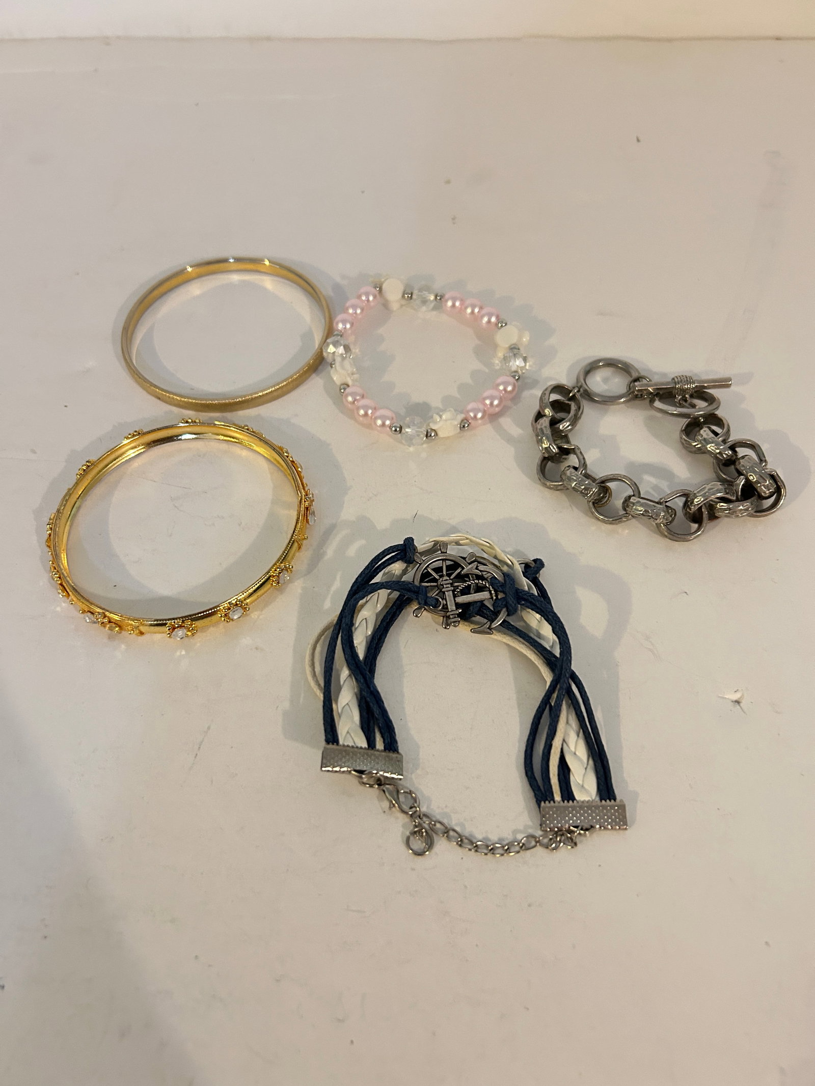Vintage Lot of 5 good Bracelets: Vintage Lot of 5 good Bracelets Please view all photos as they are part of the description and condition of this Item, Feel free to contact me with questions or picture requests! Used Item AS IS