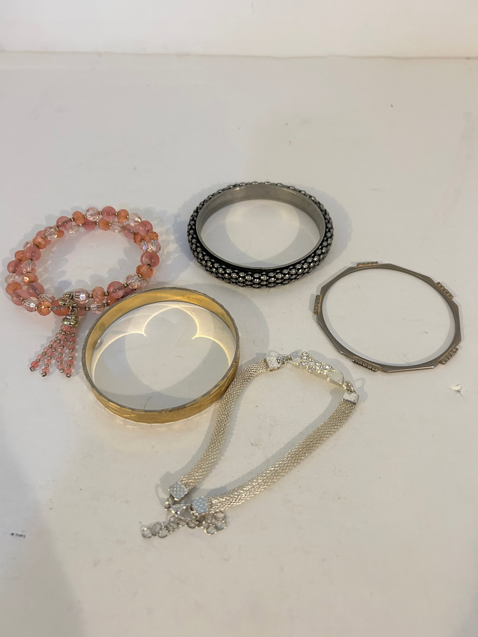 Vintage Lot of 5 good Bracelets: Vintage Lot of 5 good Bracelets Please view all photos as they are part of the description and condition of this Item, Feel free to contact me with questions or picture requests! Used Item AS IS