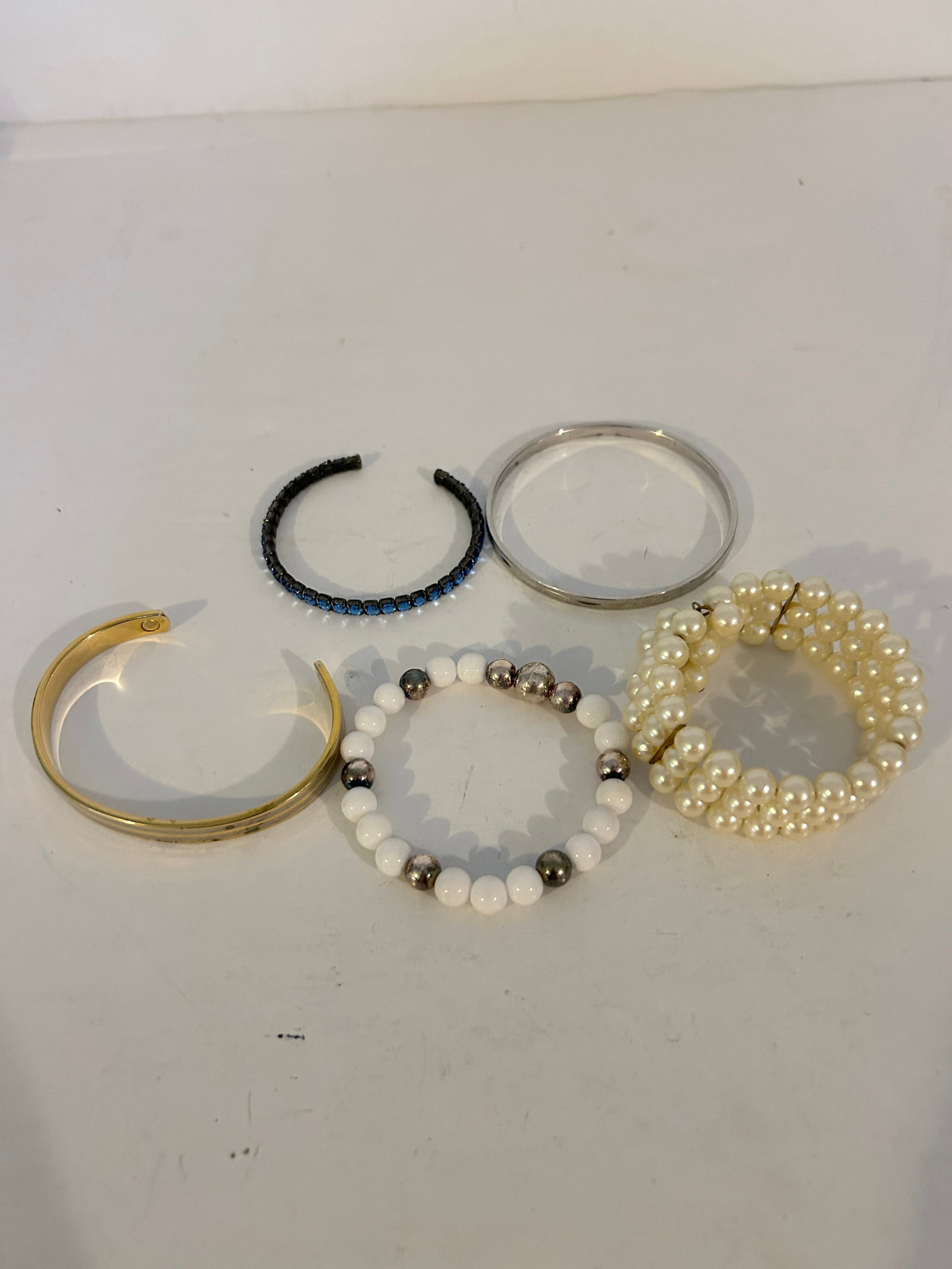 Vintage Lot of 5 good Bracelets: Vintage Lot of 5 good Bracelets Please view all photos as they are part of the description and condition of this Item, Feel free to contact me with questions or picture requests! Used Item AS IS