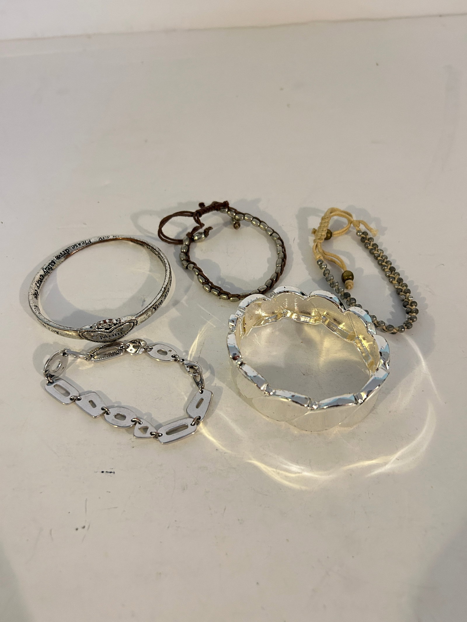 Vintage Lot of 5 good Bracelets: Vintage Lot of 5 good Bracelets Please view all photos as they are part of the description and condition of this Item, Feel free to contact me with questions or picture requests! Used Item AS IS