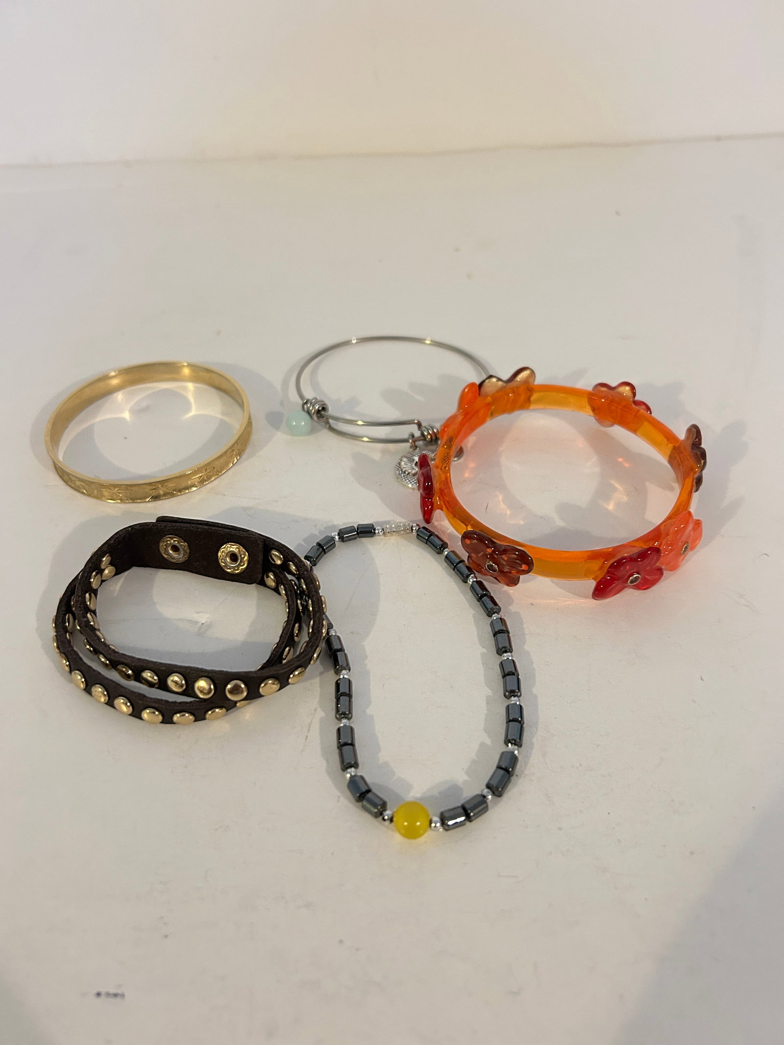 Vintage Lot of 5 good Bracelets: Vintage Lot of 5 good Bracelets Please view all photos as they are part of the description and condition of this Item, Feel free to contact me with questions or picture requests! Used Item AS IS