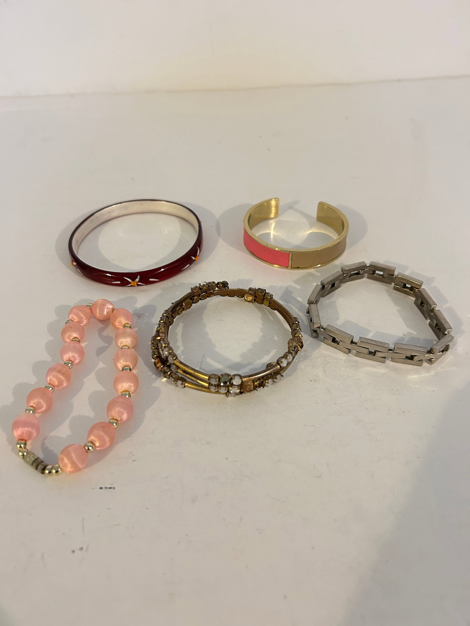 Vintage Lot of 5 good Bracelets: Vintage Lot of 5 good Bracelets Please view all photos as they are part of the description and condition of this Item, Feel free to contact me with questions or picture requests! Used Item AS IS