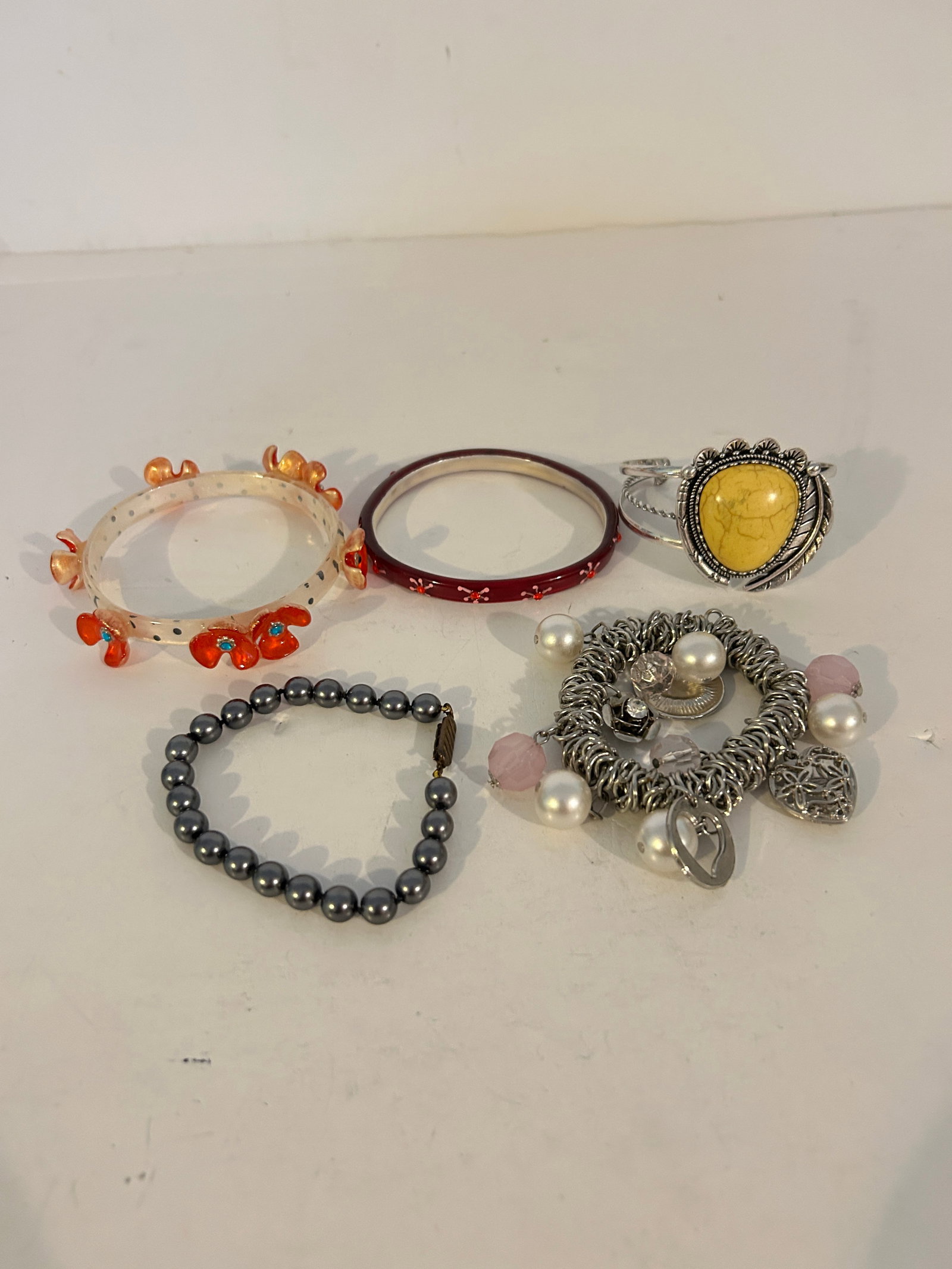 Vintage Lot of 5 good Bracelets: Vintage Lot of 5 good Bracelets Please view all photos as they are part of the description and condition of this Item, Feel free to contact me with questions or picture requests! Used Item AS IS