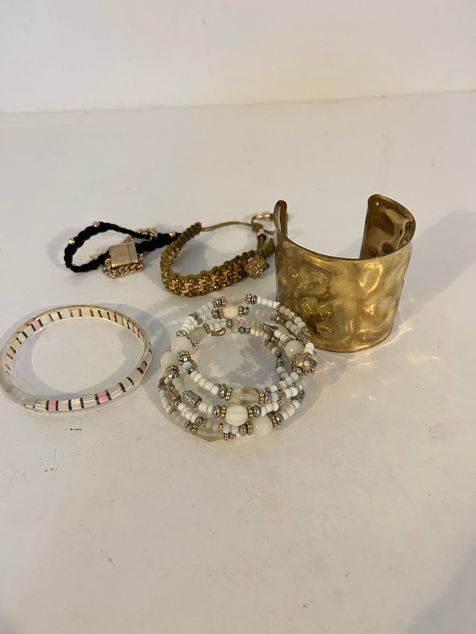 Vintage Lot of 5 good Bracelets: Vintage Lot of 5 good Bracelets Please view all photos as they are part of the description and condition of this Item, Feel free to contact me with questions or picture requests! Used Item AS IS