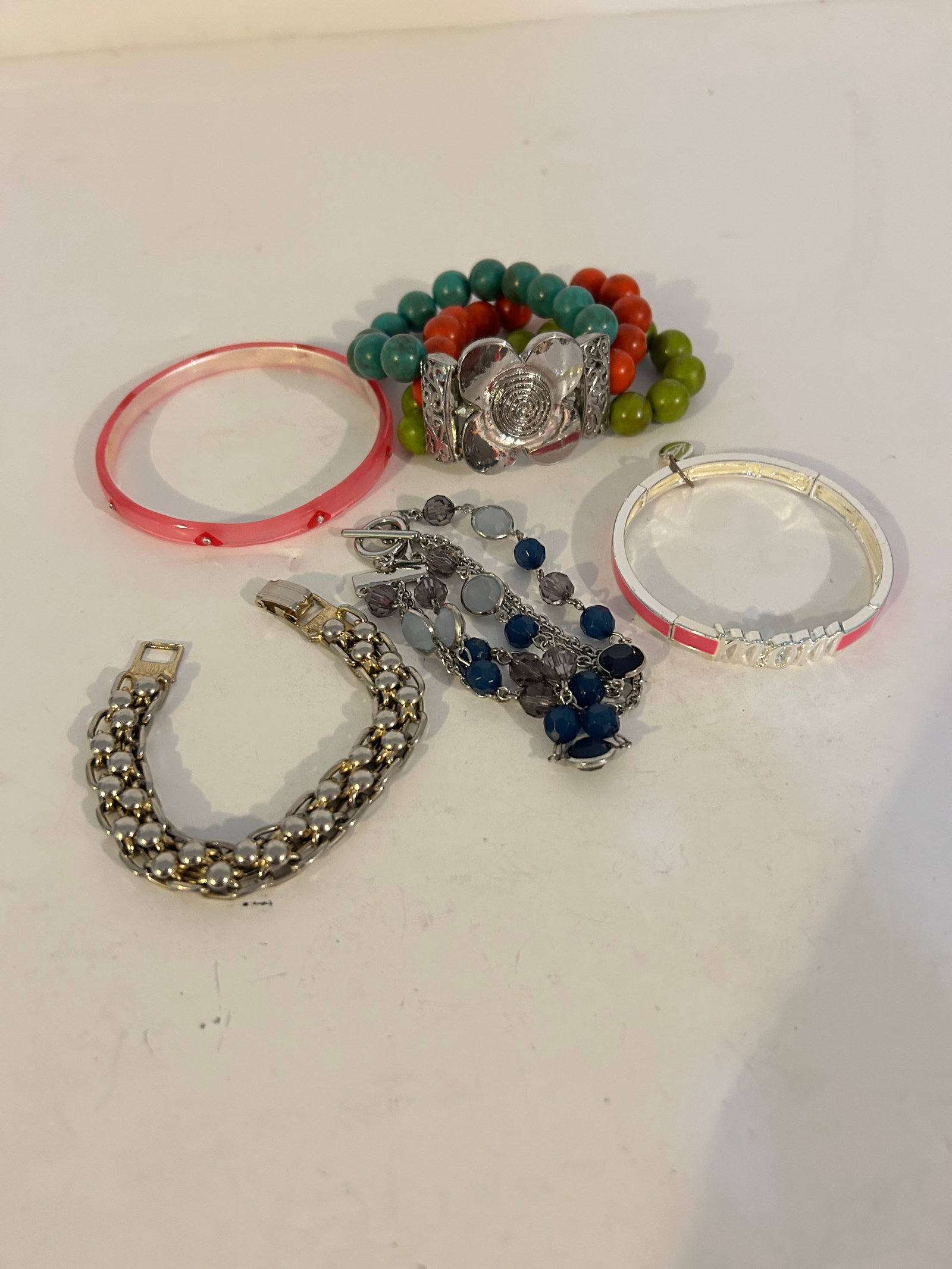 Vintage Lot of 5 good Bracelets: Vintage Lot of 5 good Bracelets Please view all photos as they are part of the description and condition of this Item, Feel free to contact me with questions or picture requests! Used Item AS IS