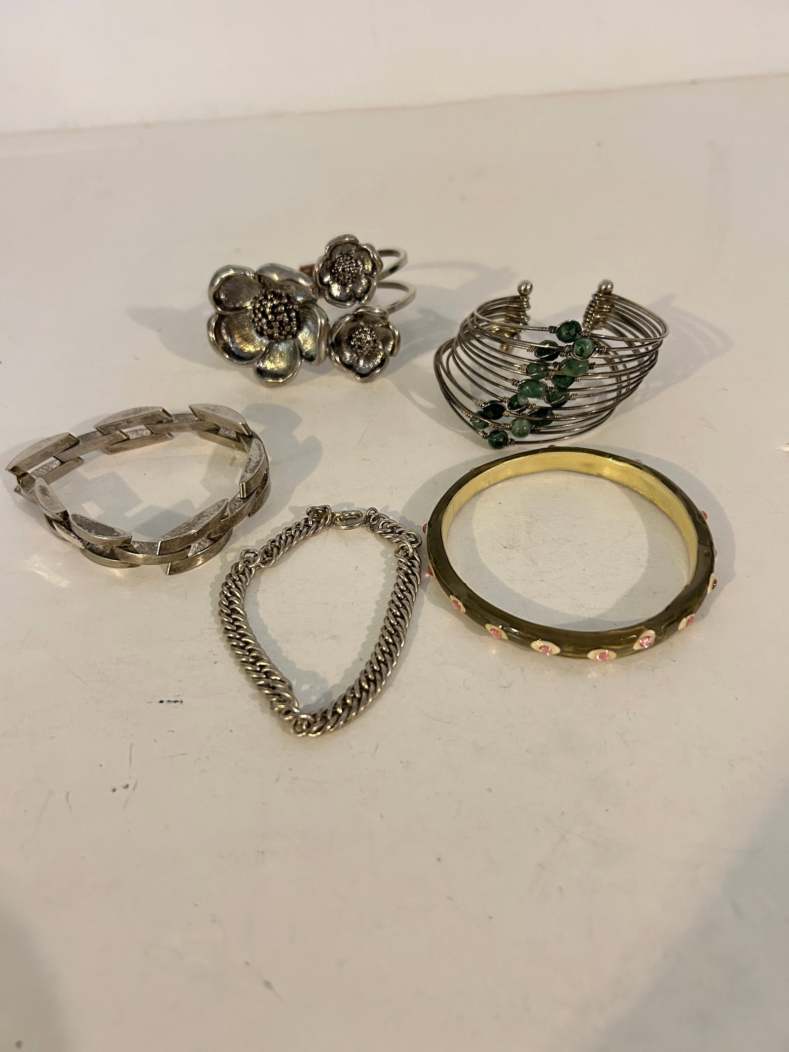Vintage Lot of 5 good Bracelets: Vintage Lot of 5 good Bracelets Please view all photos as they are part of the description and condition of this Item, Feel free to contact me with questions or picture requests! Used Item AS IS