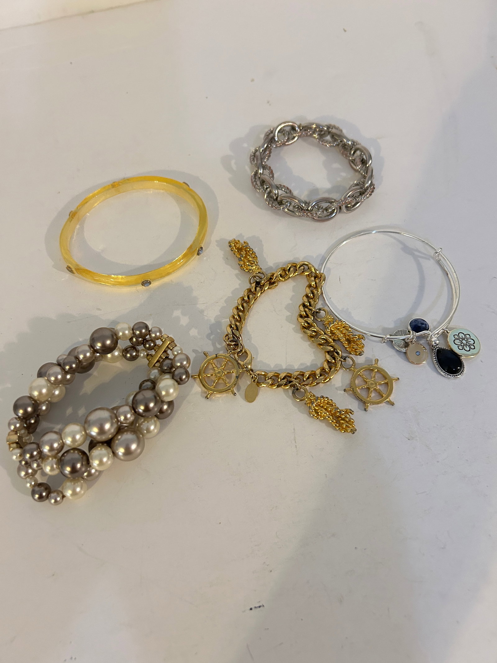 Vintage Lot of 5 good Bracelets: Vintage Lot of 5 good Bracelets Please view all photos as they are part of the description and condition of this Item, Feel free to contact me with questions or picture requests! Used Item AS IS