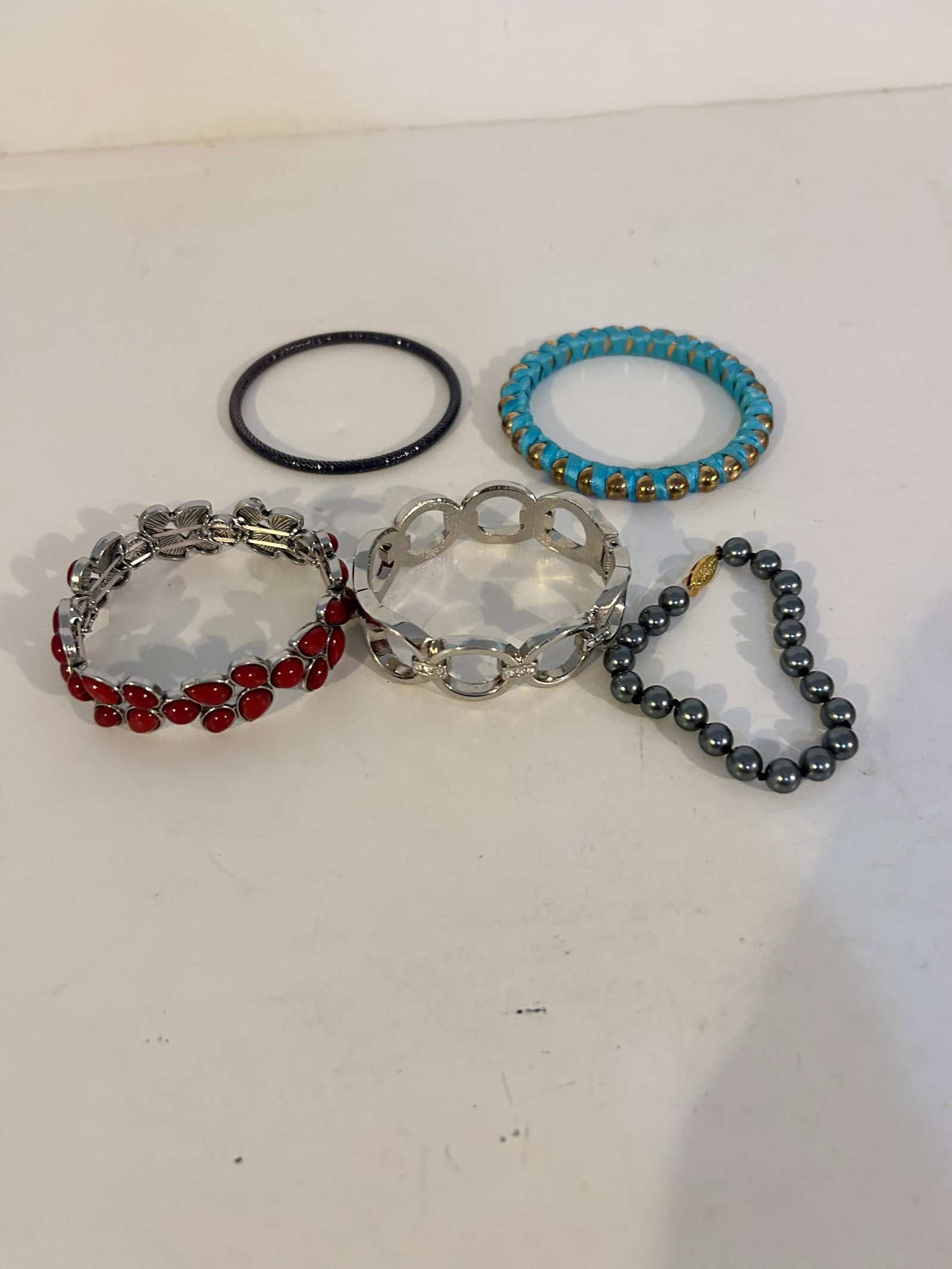 Vintage Lot of 5 good Bracelets: Vintage Lot of 5 good Bracelets Please view all photos as they are part of the description and condition of this Item, Feel free to contact me with questions or picture requests! Used Item AS IS