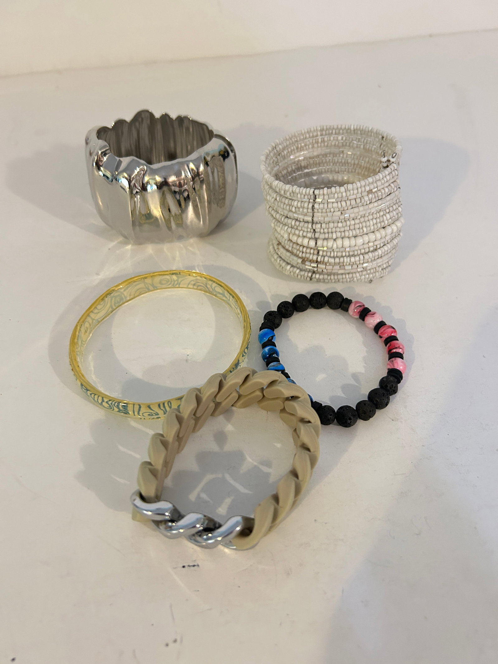 Vintage Lot of 5 good Bracelets: Vintage Lot of 5 good Bracelets Please view all photos as they are part of the description and condition of this Item, Feel free to contact me with questions or picture requests! Used Item AS IS