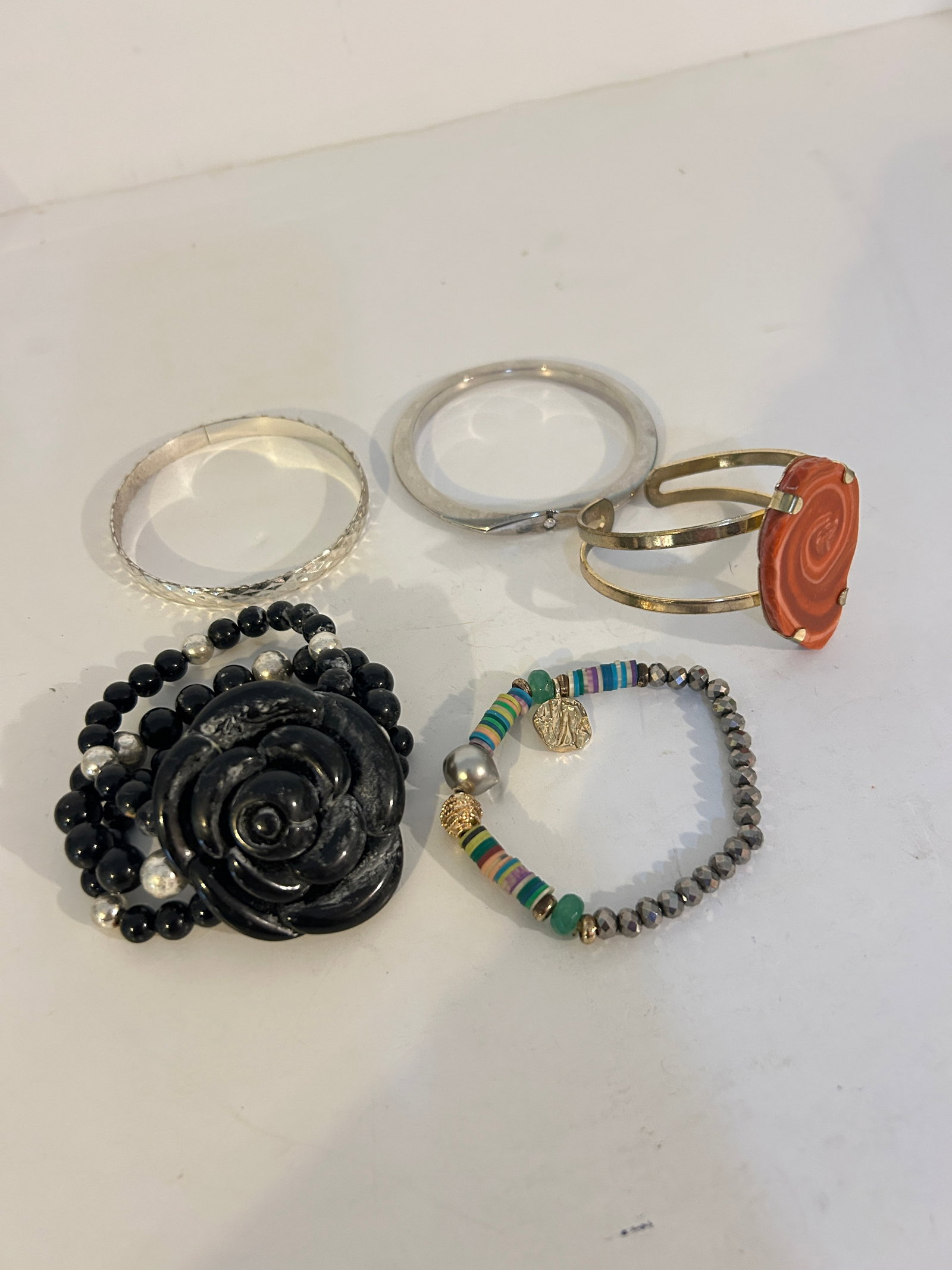 Vintage Lot of 5 good Bracelets: Vintage Lot of 5 good Bracelets Please view all photos as they are part of the description and condition of this Item, Feel free to contact me with questions or picture requests! Used Item AS IS