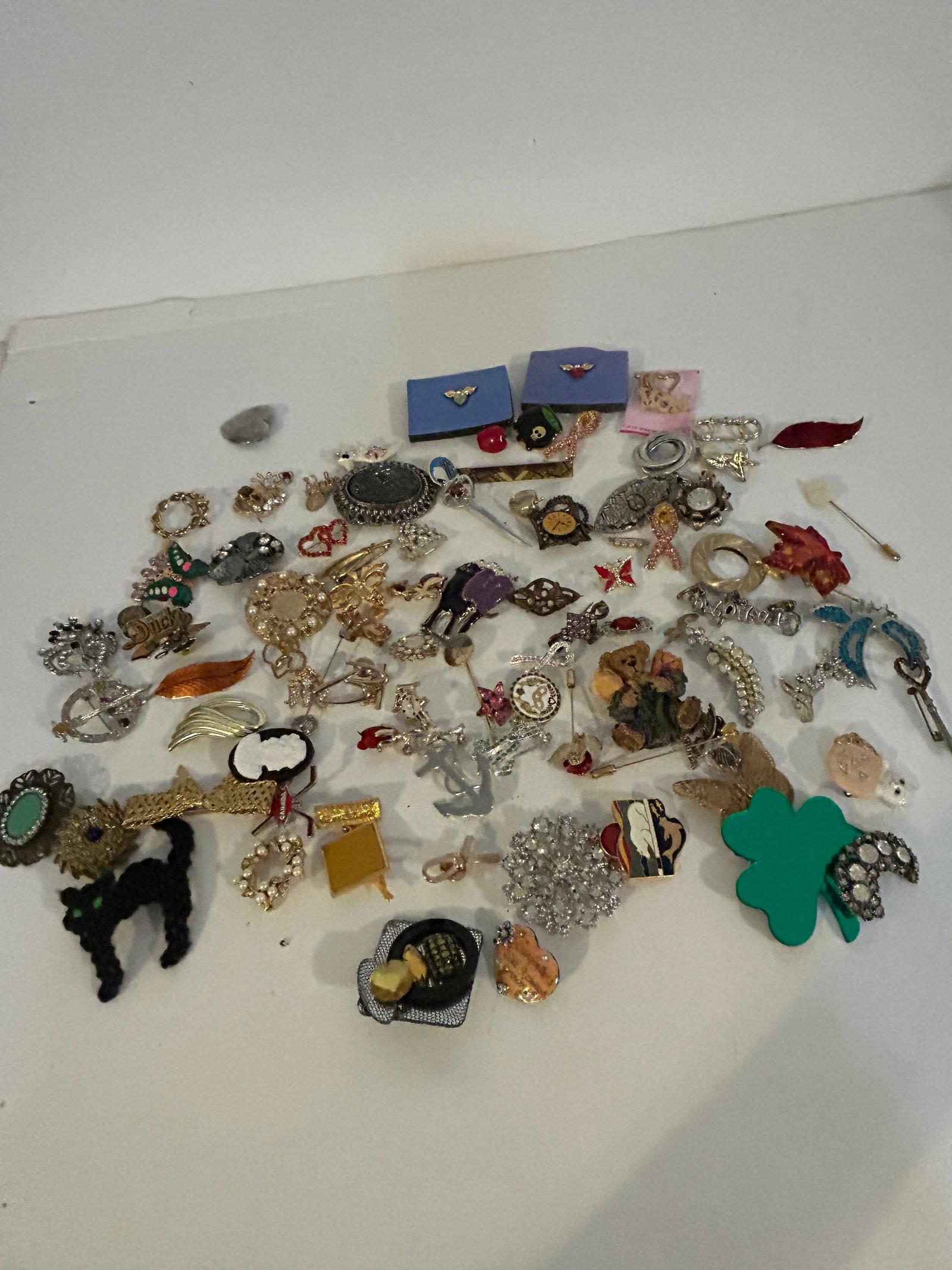 Vintage Lot of Over 40 Brooches: Vintage Lot of Over 40 Brooches Please view all photos as they are part of the description and condition of this Item, Feel free to contact me with questions or picture requests! Used Item AS IS