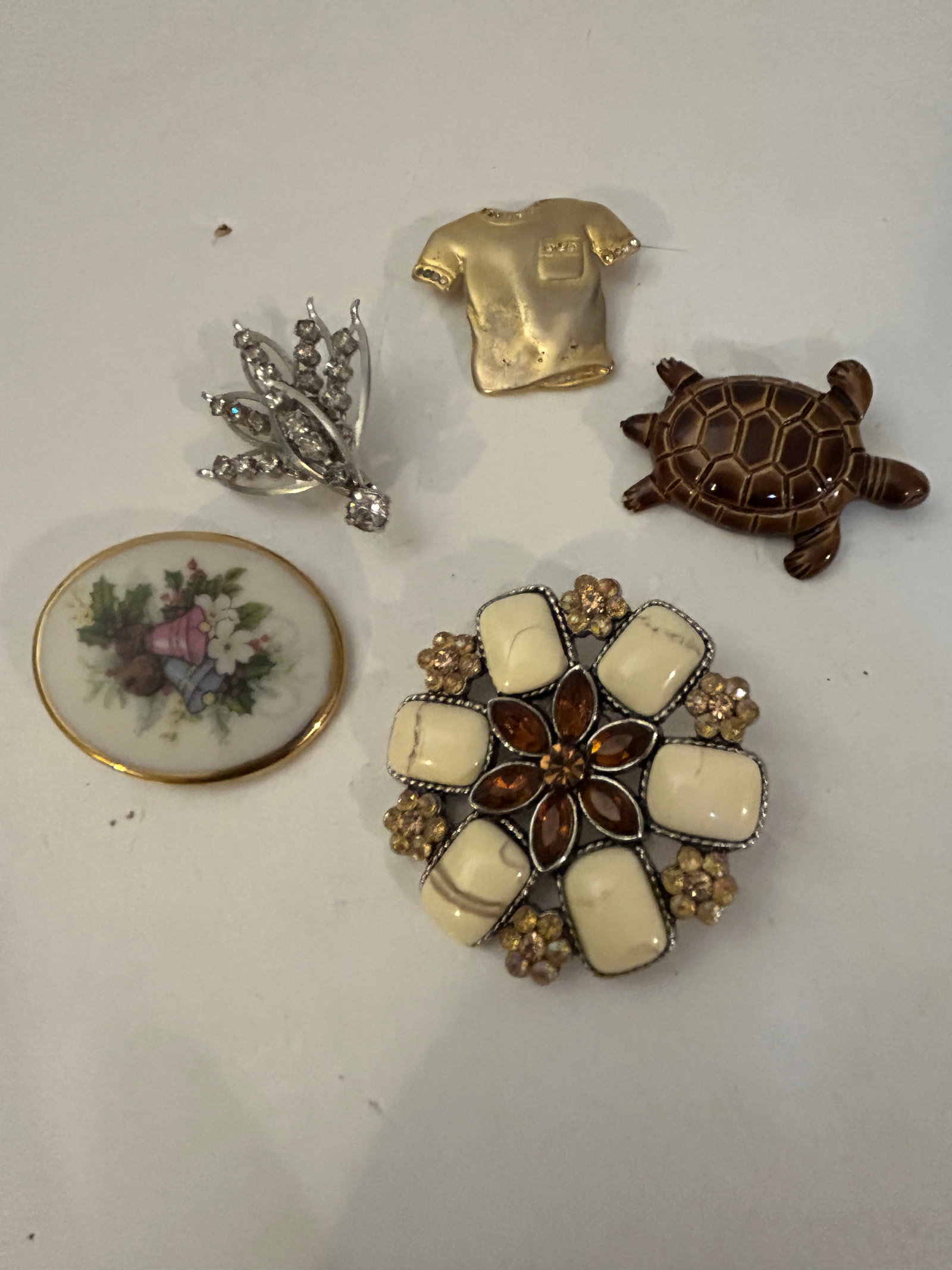 Vintage Lot of 5 Good Brooches: Vintage Lot of 5 Good Brooches Please view all photos as they are part of the description and condition of this Item, Feel free to contact me with questions or picture requests! Used Item AS IS