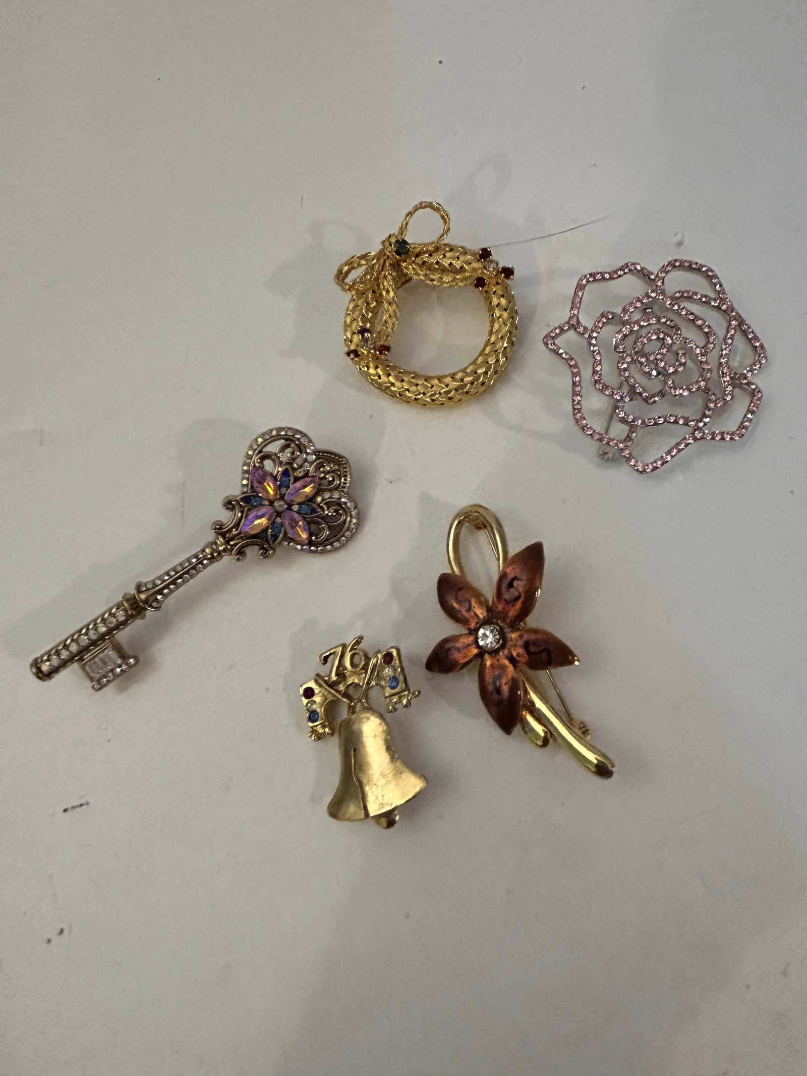 Vintage Lot of 5 Good Brooches: Vintage Lot of 5 Good Brooches Please view all photos as they are part of the description and condition of this Item, Feel free to contact me with questions or picture requests! Used Item AS IS