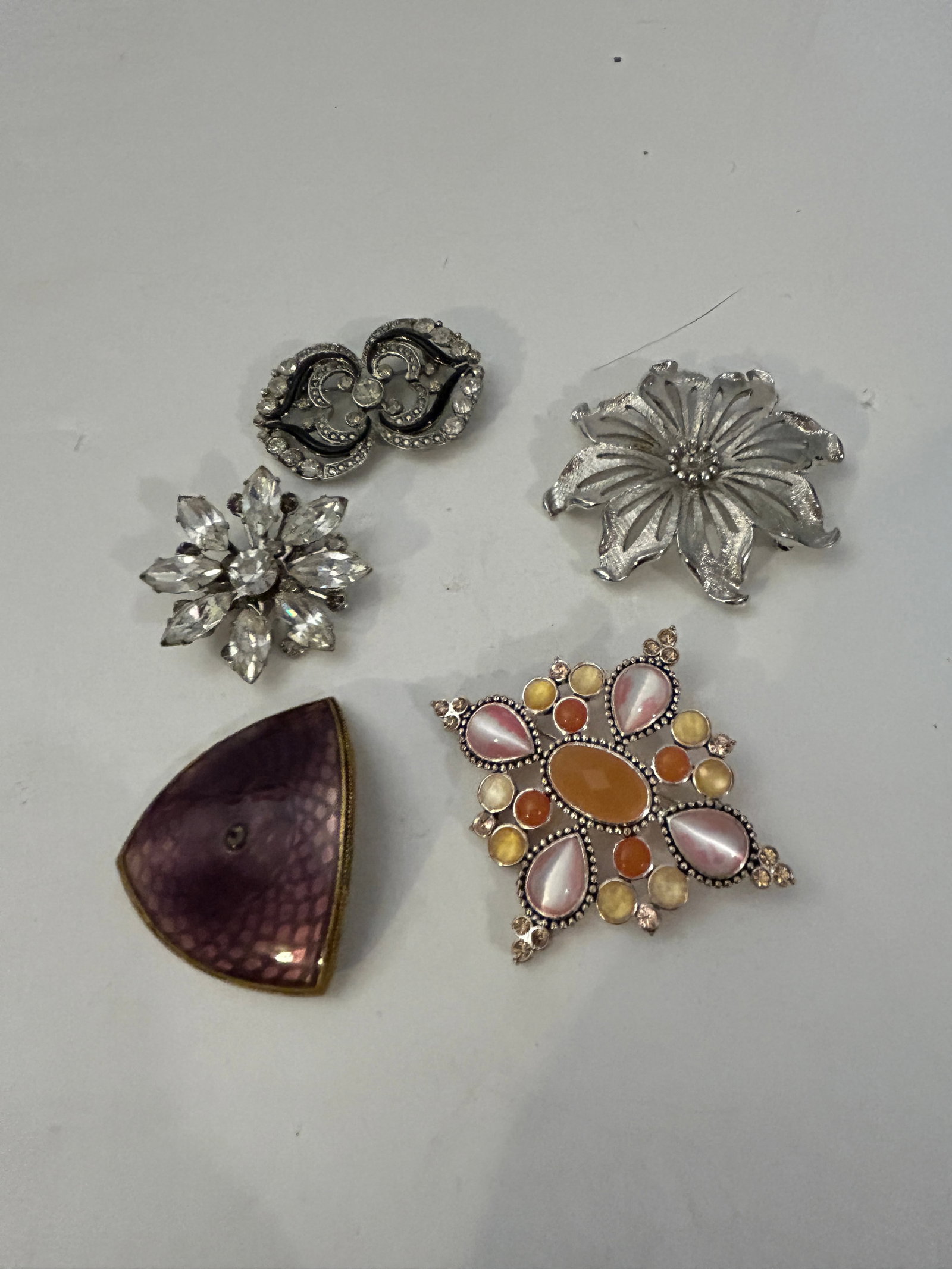 Vintage Lot of 5 Good Brooches: Vintage Lot of 5 Good Brooches Please view all photos as they are part of the description and condition of this Item, Feel free to contact me with questions or picture requests! Used Item AS IS