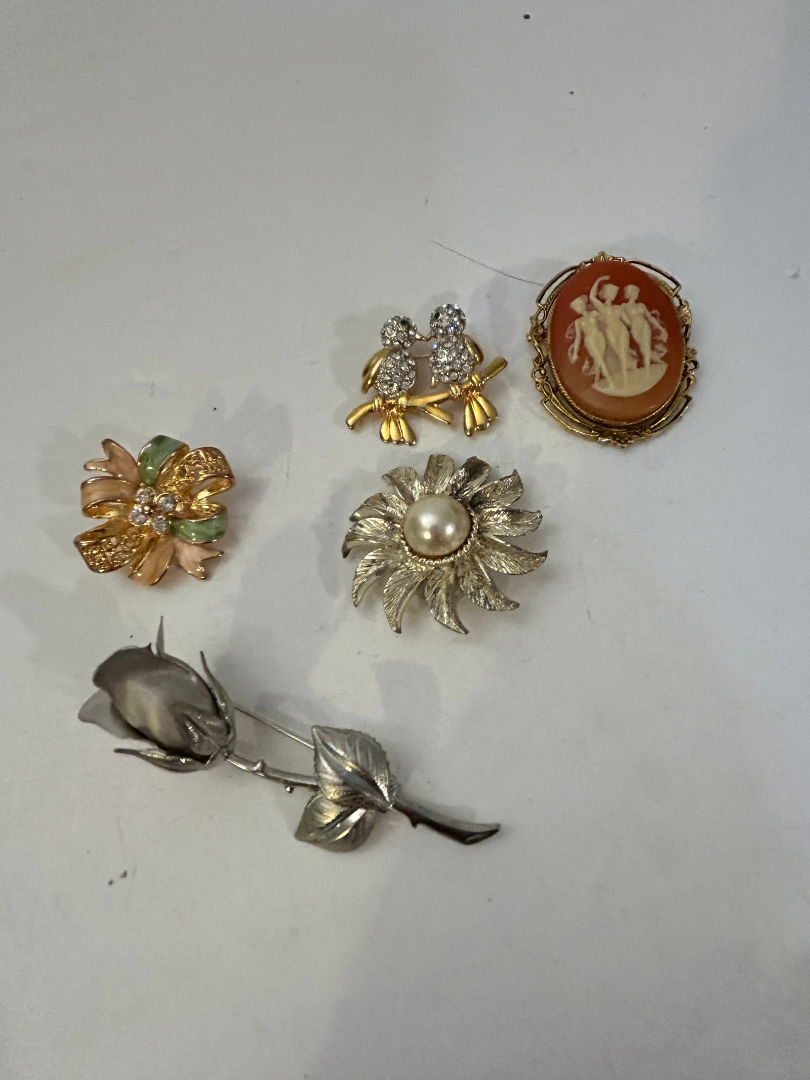 Vintage Lot of 5 Good Brooches: Vintage Lot of 5 Good Brooches Please view all photos as they are part of the description and condition of this Item, Feel free to contact me with questions or picture requests! Used Item AS IS