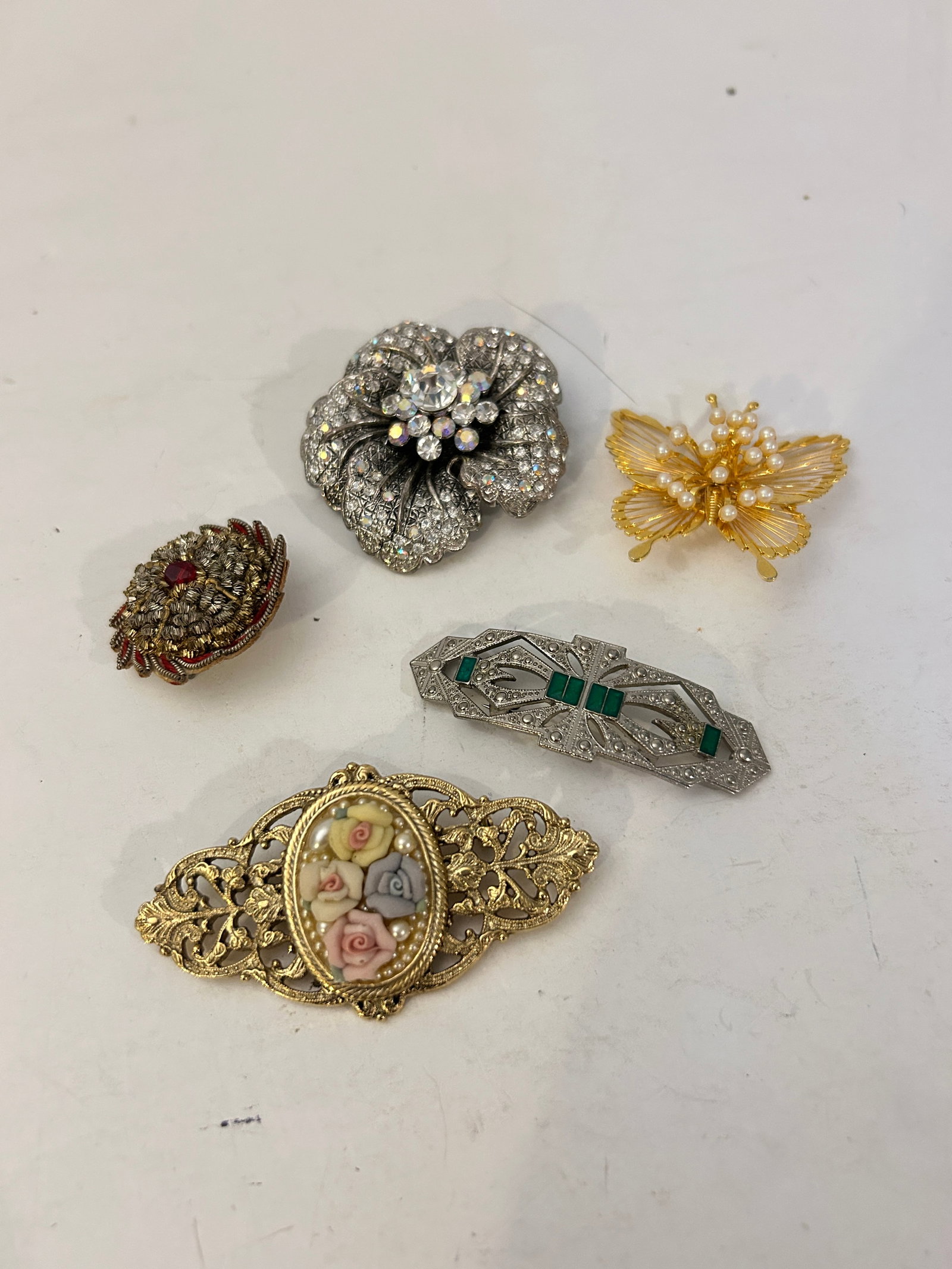 Vintage Lot of 5 Good Brooches: Vintage Lot of 5 Good Brooches Please view all photos as they are part of the description and condition of this Item, Feel free to contact me with questions or picture requests! Used Item AS IS