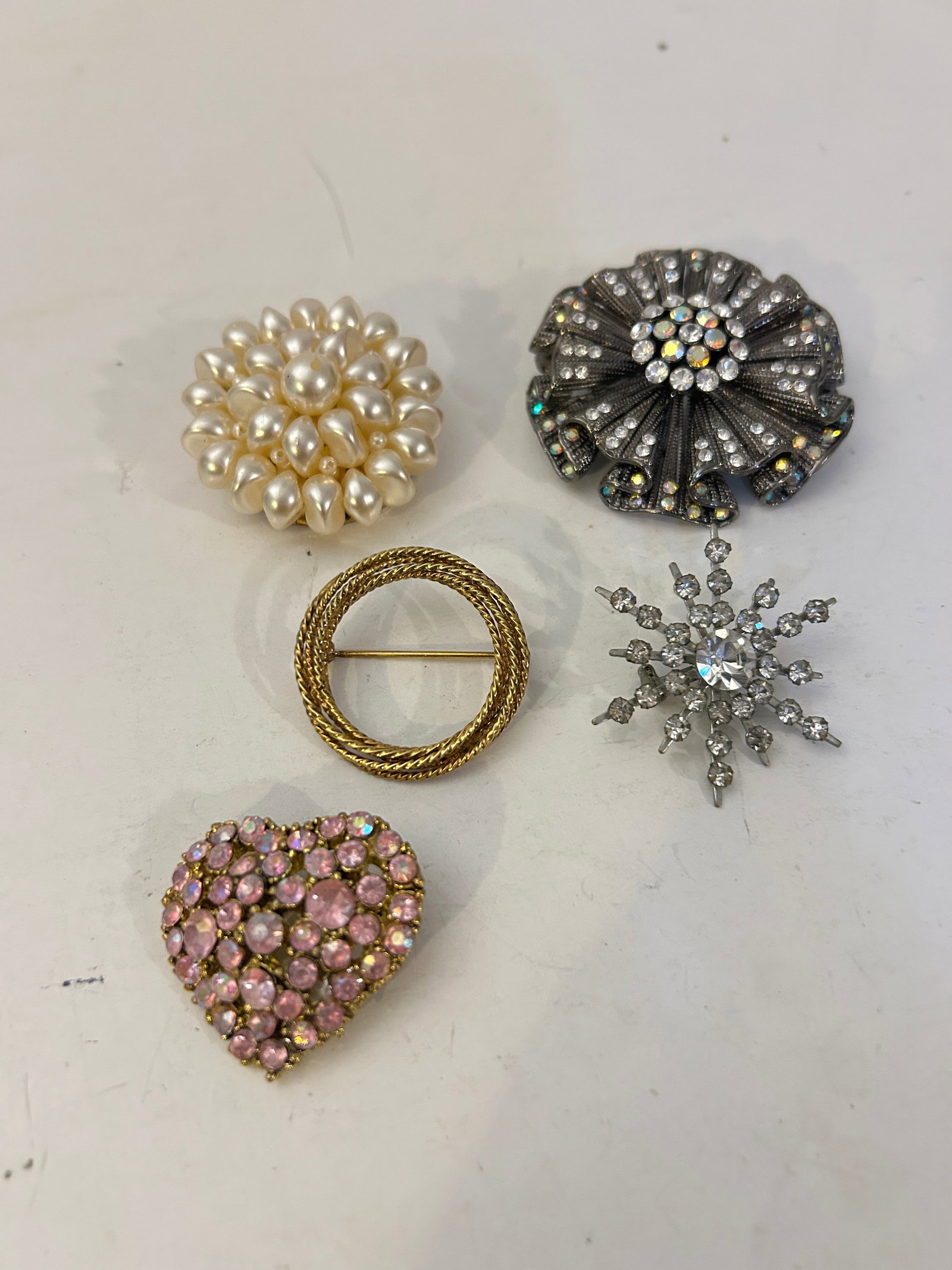 Vintage Lot of 5 Good Brooches: Vintage Lot of 5 Good Brooches Please view all photos as they are part of the description and condition of this Item, Feel free to contact me with questions or picture requests! Used Item AS IS