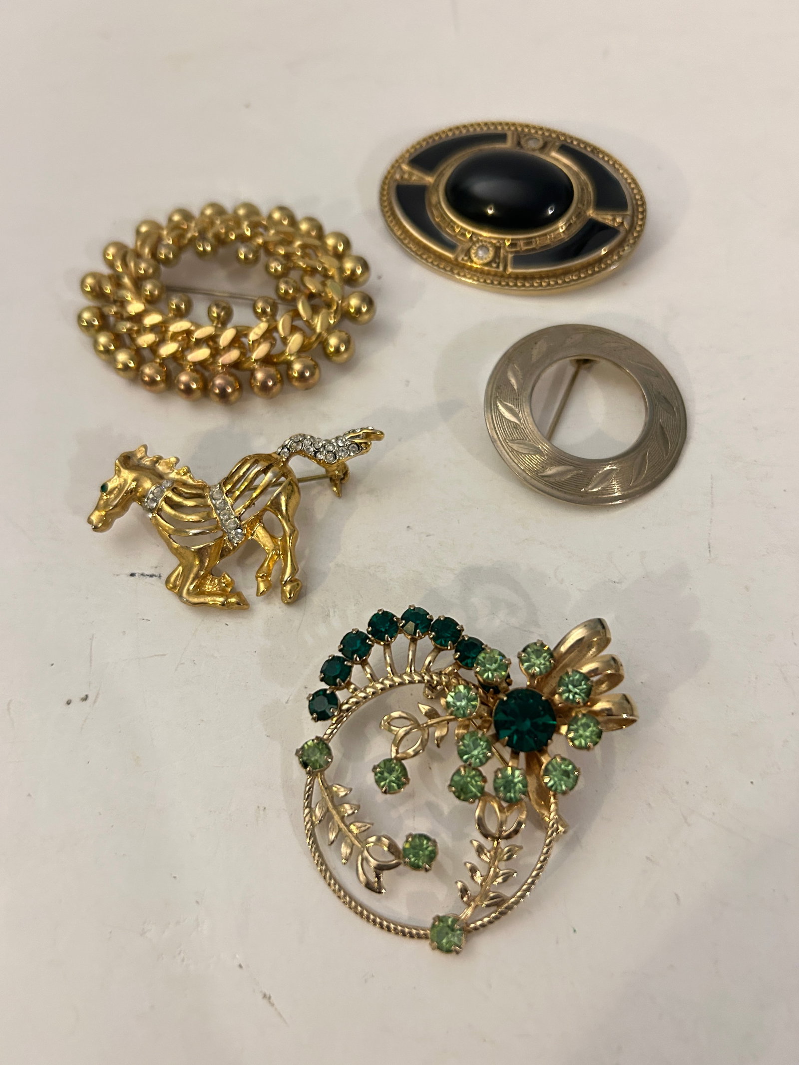 Vintage Lot of 5 Good Brooches: Vintage Lot of 5 Good Brooches Please view all photos as they are part of the description and condition of this Item, Feel free to contact me with questions or picture requests! Used Item AS IS