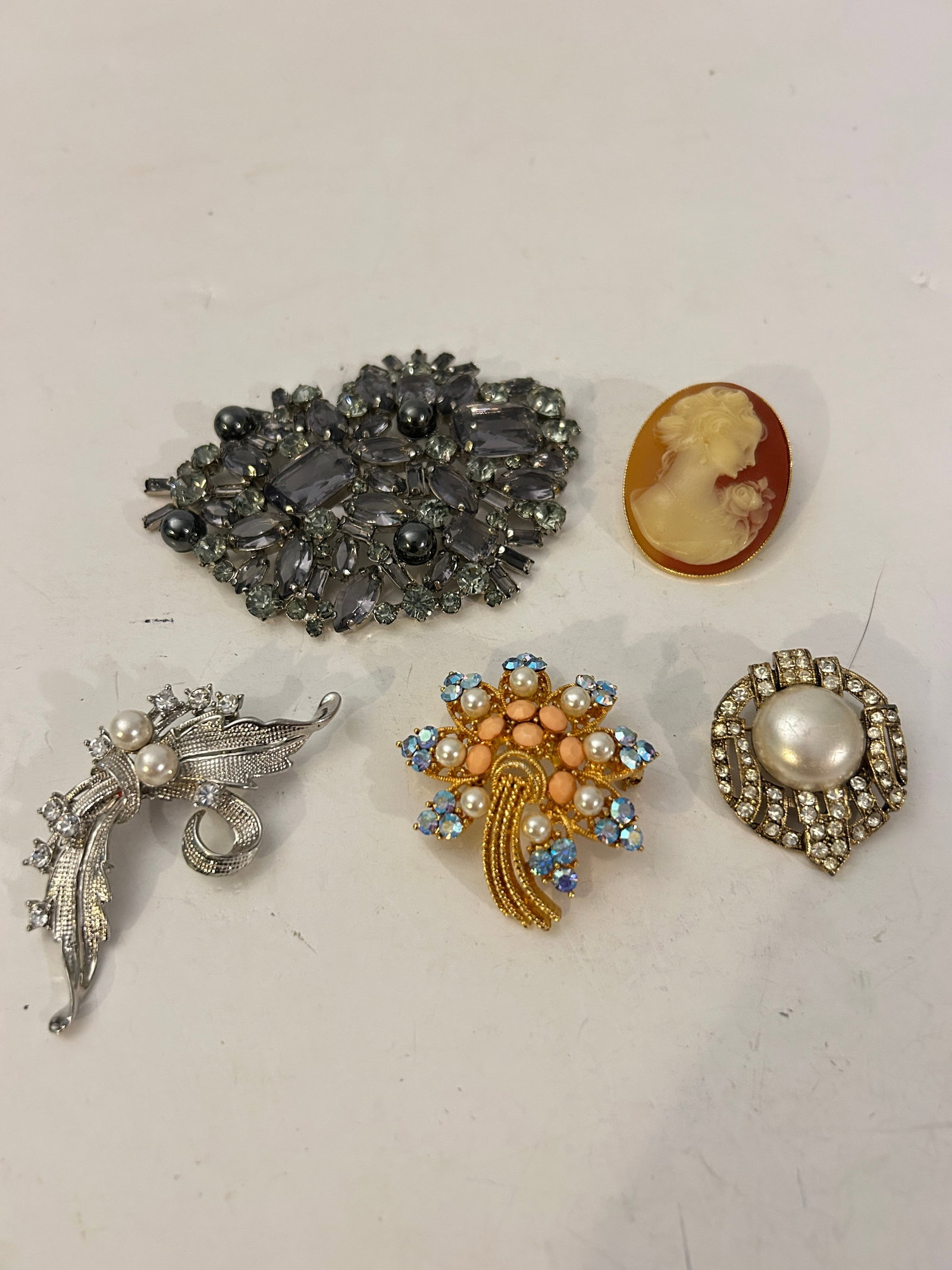 Vintage Lot of 5 Good Brooches: Vintage Lot of 5 Good Brooches Please view all photos as they are part of the description and condition of this Item, Feel free to contact me with questions or picture requests! Used Item AS IS