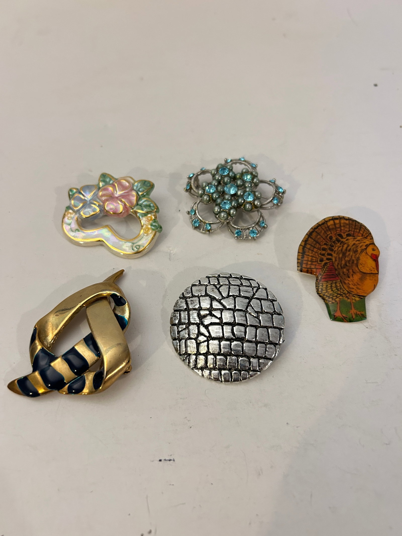 Vintage Lot of 5 Good Brooches: Vintage Lot of 5 Good Brooches Please view all photos as they are part of the description and condition of this Item, Feel free to contact me with questions or picture requests! Used Item AS IS