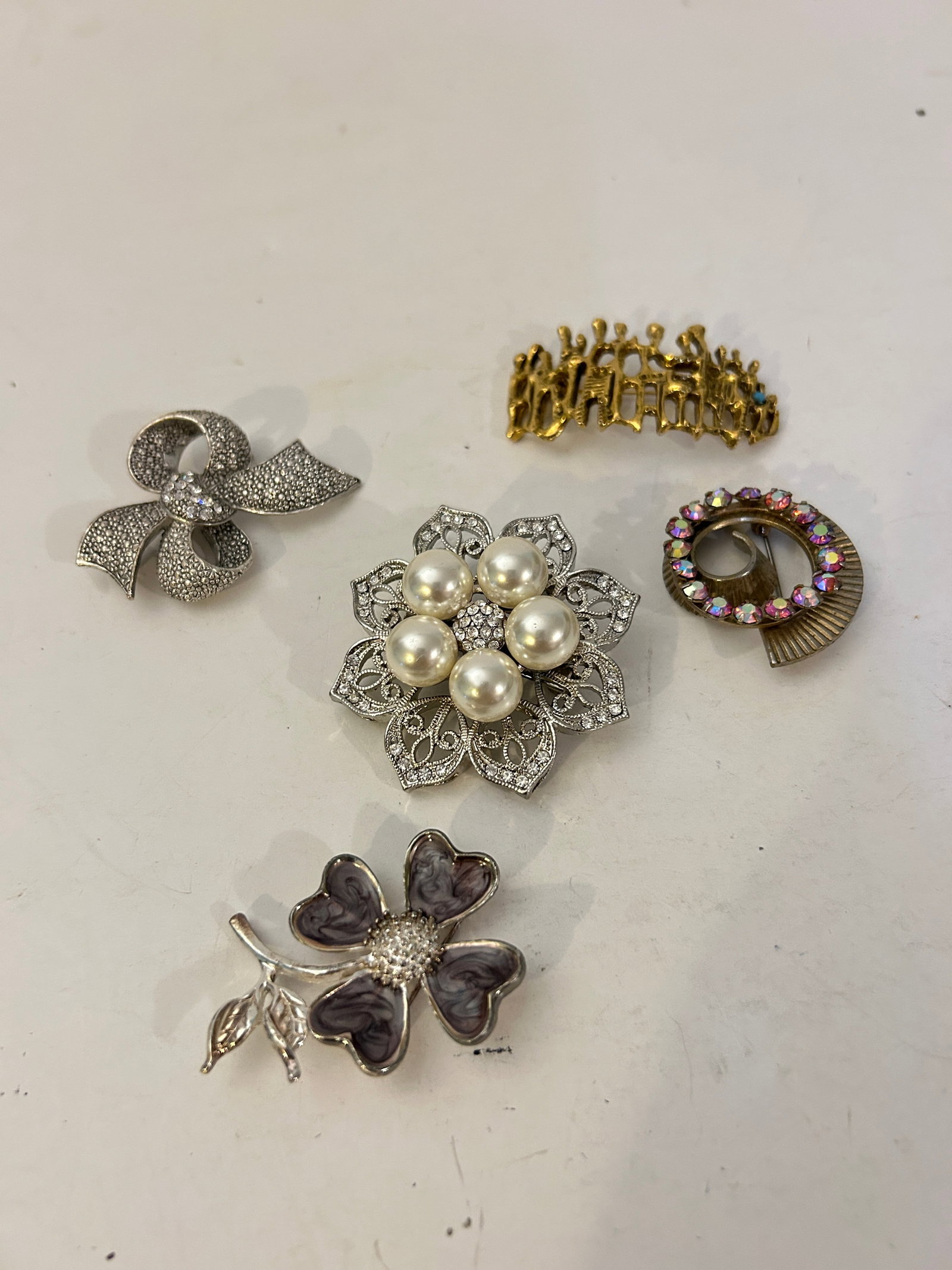 Vintage Lot of 5 Good Brooches: Vintage Lot of 5 Good Brooches Please view all photos as they are part of the description and condition of this Item, Feel free to contact me with questions or picture requests! Used Item AS IS