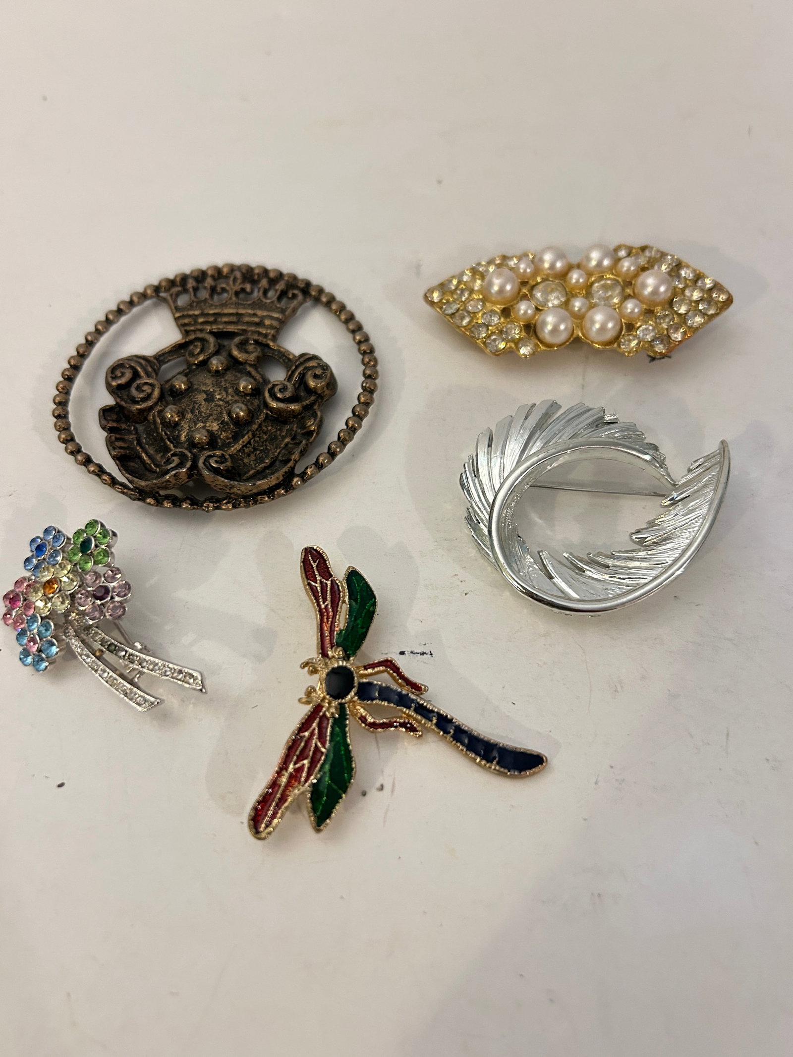 Vintage Lot of 5 Good Brooches: Vintage Lot of 5 Good Brooches Please view all photos as they are part of the description and condition of this Item, Feel free to contact me with questions or picture requests! Used Item AS IS
