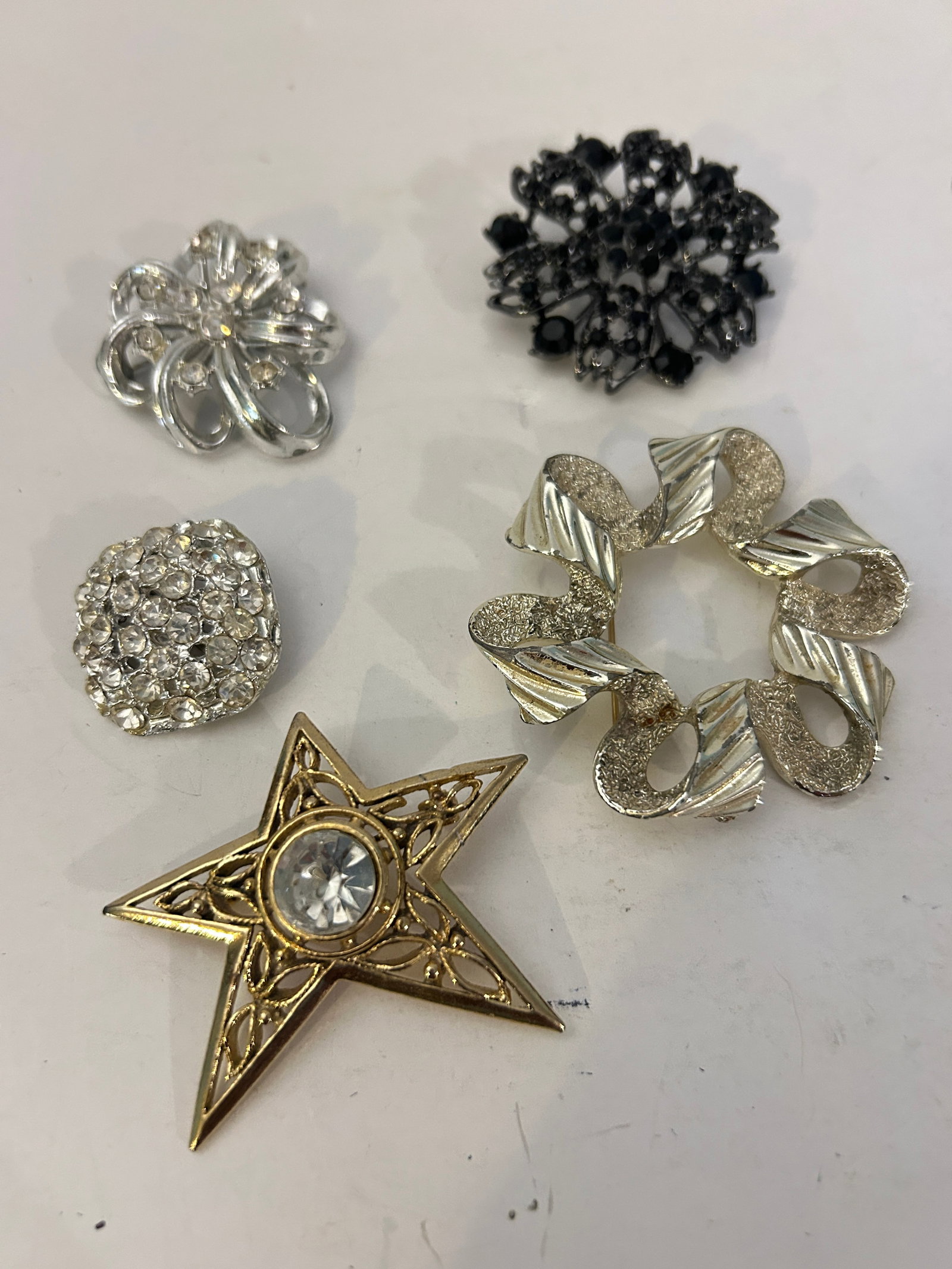 Vintage Lot of 5 Good Brooches: Vintage Lot of 5 Good Brooches Please view all photos as they are part of the description and condition of this Item, Feel free to contact me with questions or picture requests! Used Item AS IS