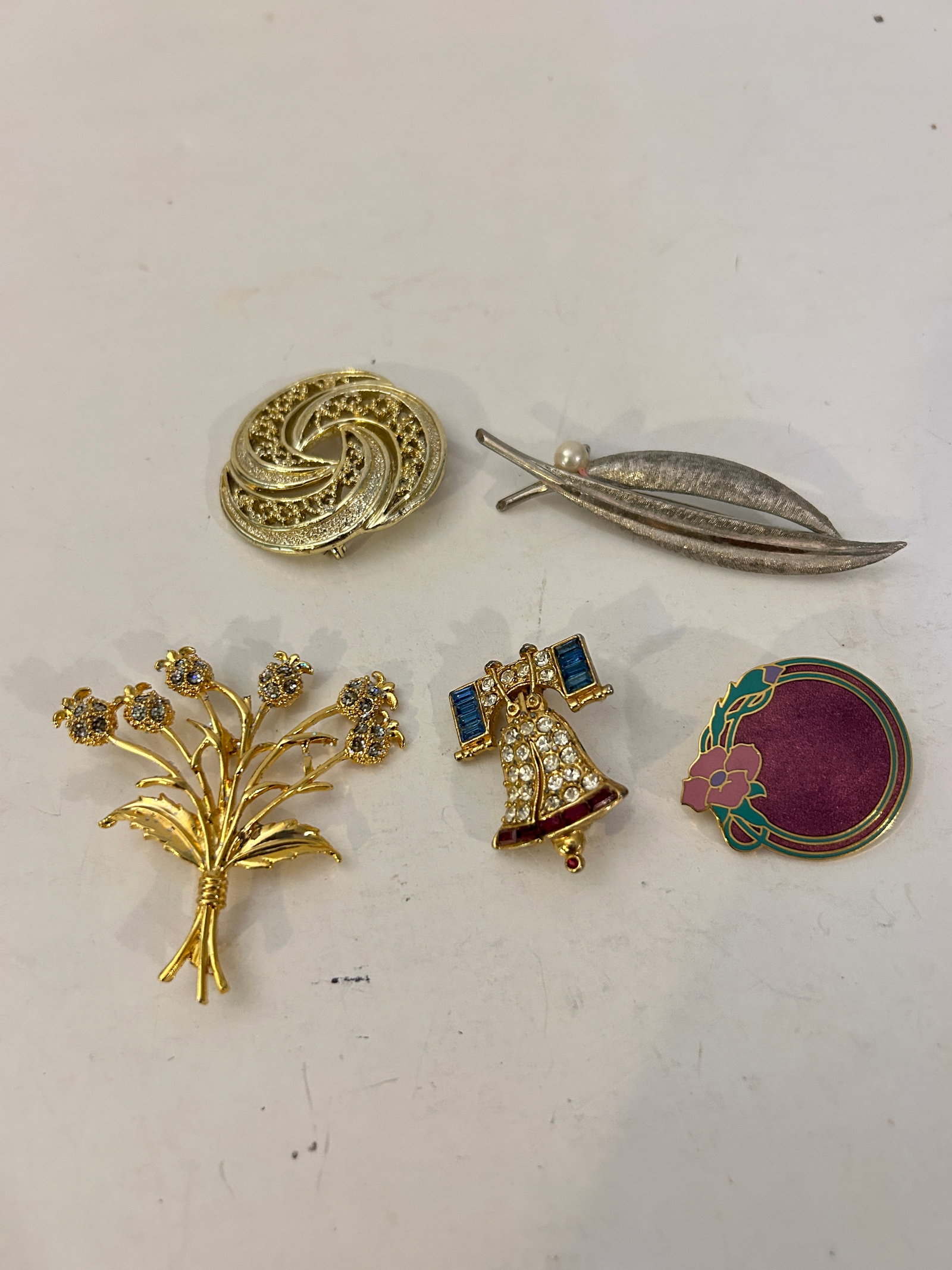 Vintage Lot of 5 Good Brooches: Vintage Lot of 5 Good Brooches Please view all photos as they are part of the description and condition of this Item, Feel free to contact me with questions or picture requests! Used Item AS IS
