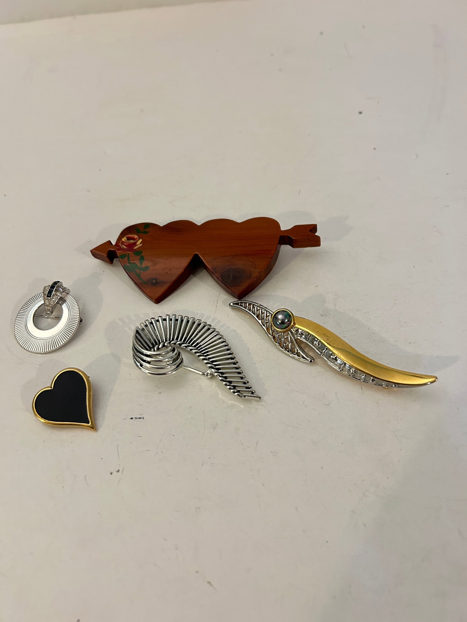 Vintage Lot of 5 Good Brooches: Vintage Lot of 5 Good Brooches Please view all photos as they are part of the description and condition of this Item, Feel free to contact me with questions or picture requests! Used Item AS IS