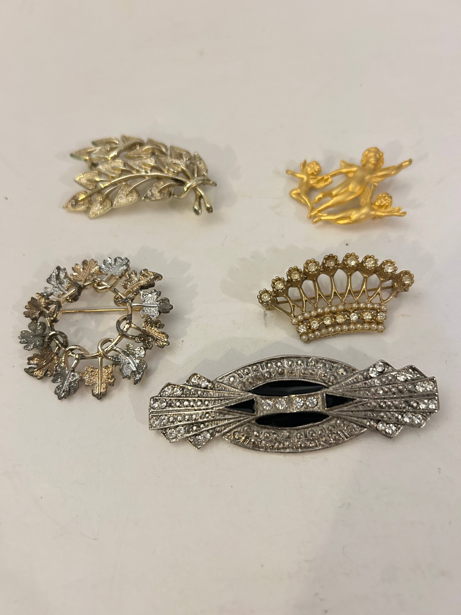 Vintage Lot of 5 Good Brooches: Vintage Lot of 5 Good Brooches Please view all photos as they are part of the description and condition of this Item, Feel free to contact me with questions or picture requests! Used Item AS IS