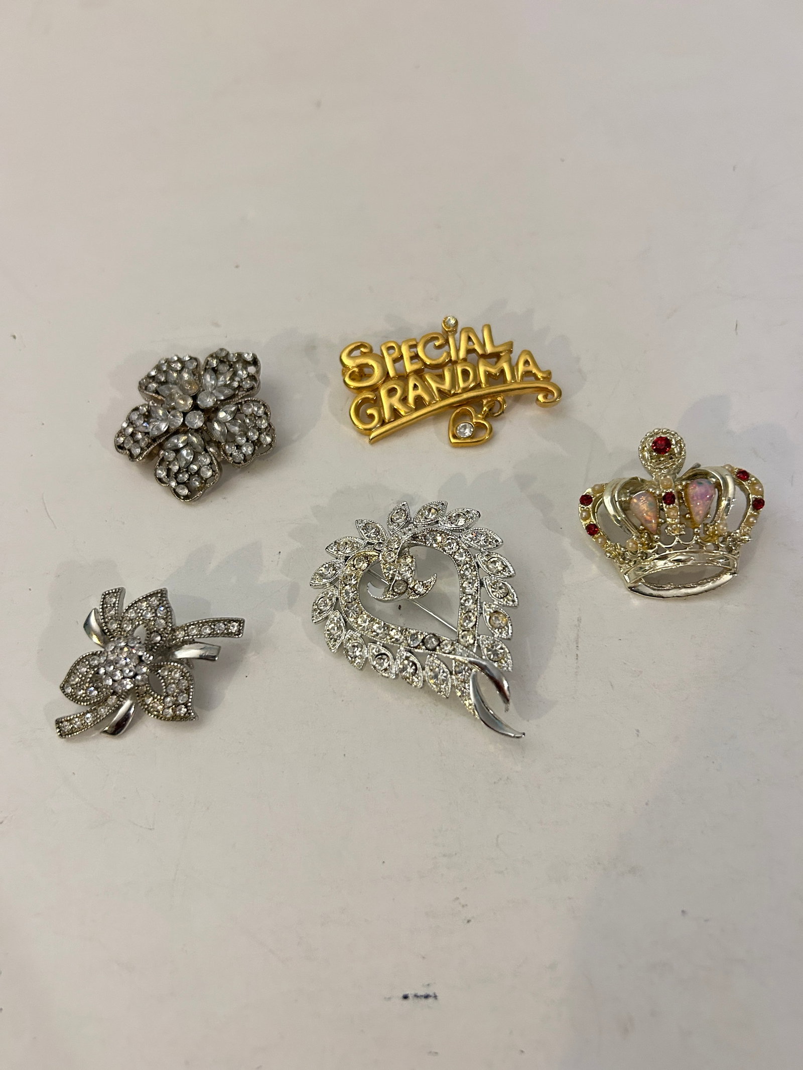 Vintage Lot of 5 Good Brooches: Vintage Lot of 5 Good Brooches Please view all photos as they are part of the description and condition of this Item, Feel free to contact me with questions or picture requests! Used Item AS IS