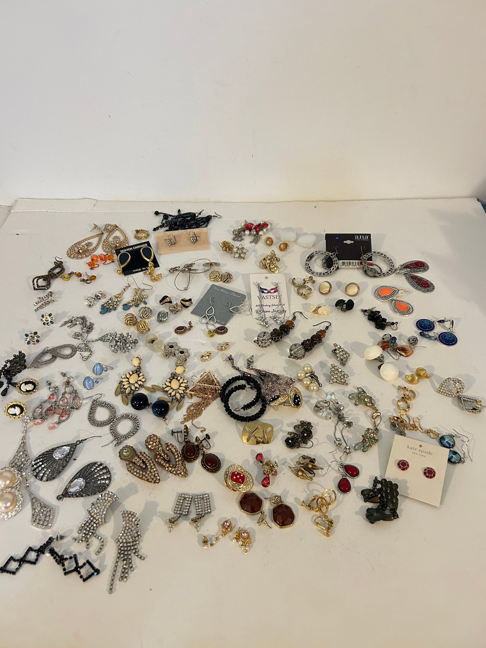 Vintage Multiple Lot of Earrings: Vintage Multiple Lot of Earrings Please view all photos as they are part of the description and condition of this Item, Feel free to contact me with questions or picture requests! Used Item AS IS